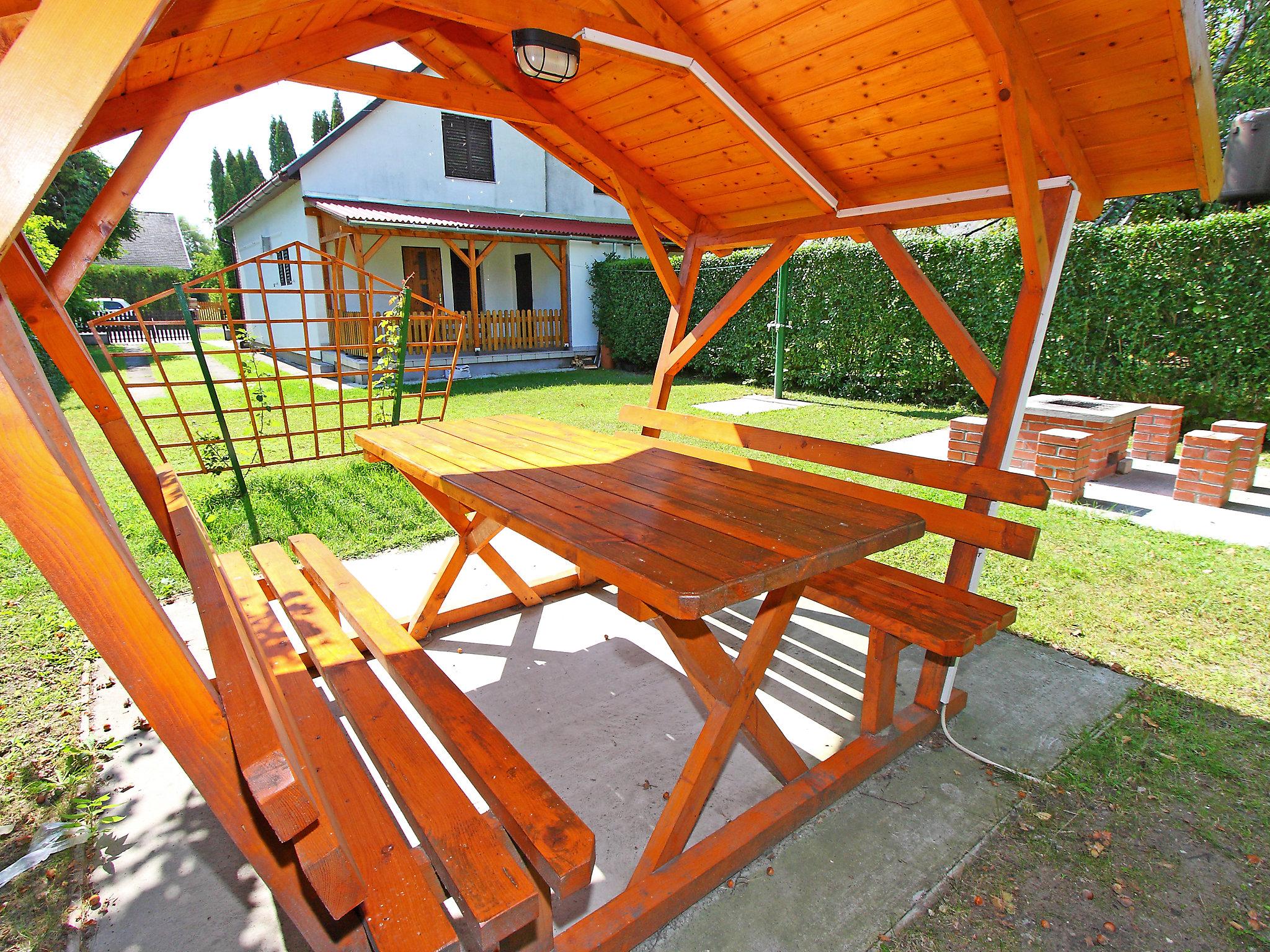 Photo 10 - Maison de 3 chambres à Balatonmáriafürdő avec jardin et terrasse