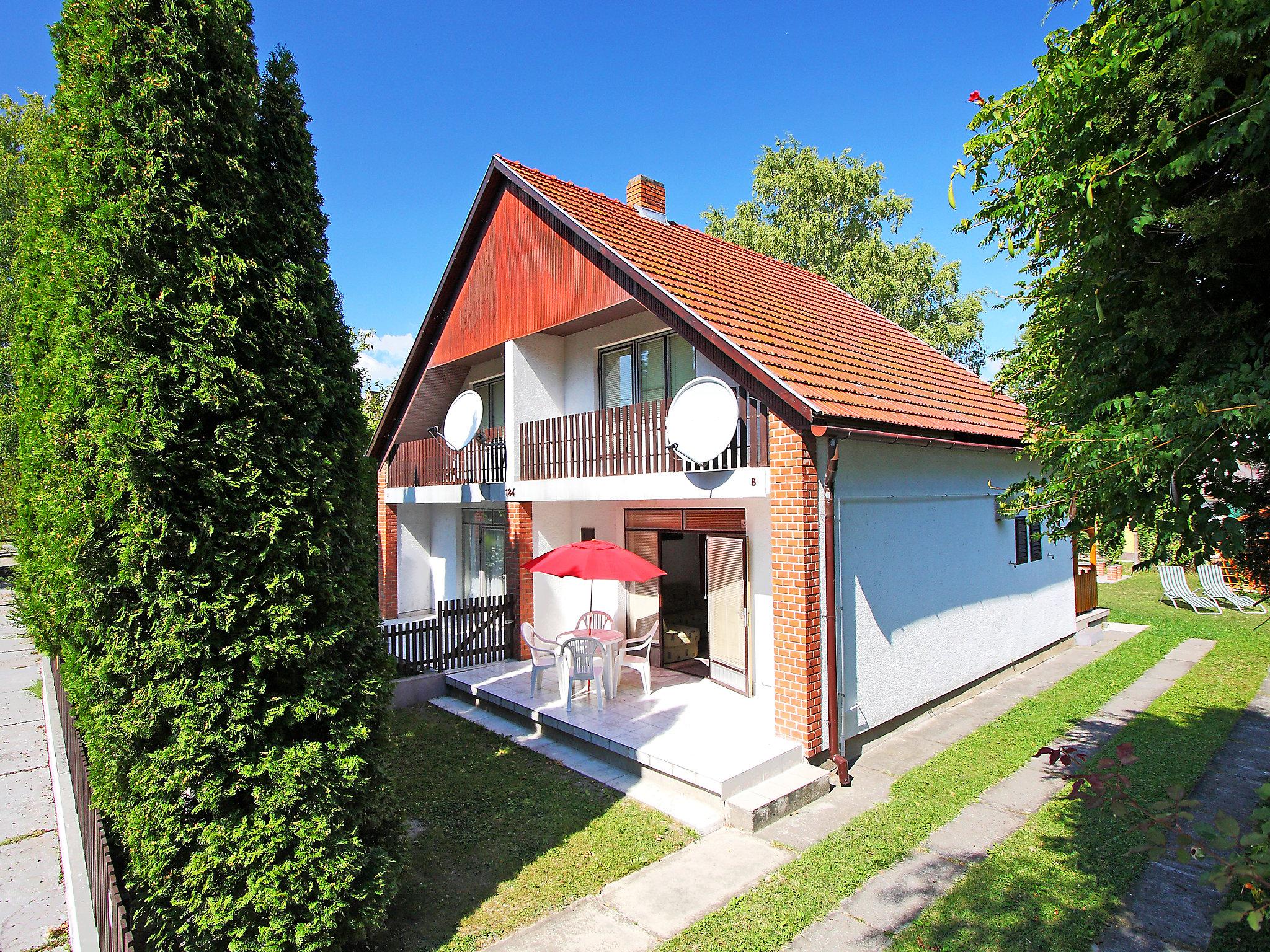 Photo 1 - Maison de 3 chambres à Balatonmáriafürdő avec jardin et terrasse