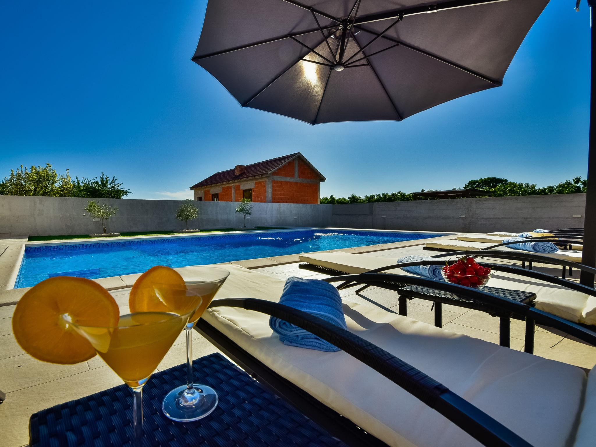 Foto 2 - Casa con 3 camere da letto a Benkovac con piscina privata e vista mare