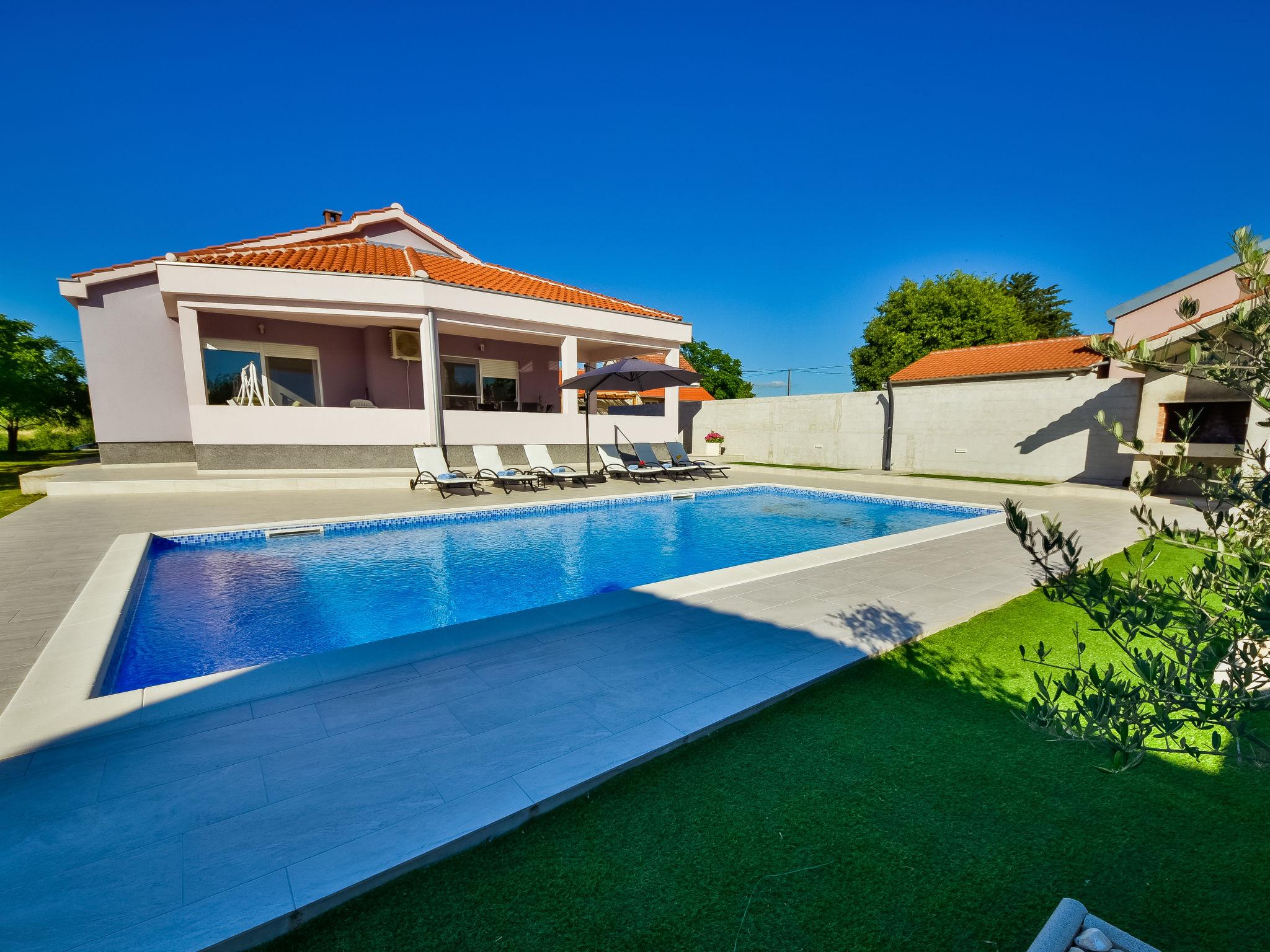 Foto 29 - Casa de 3 habitaciones en Benkovac con piscina privada y vistas al mar