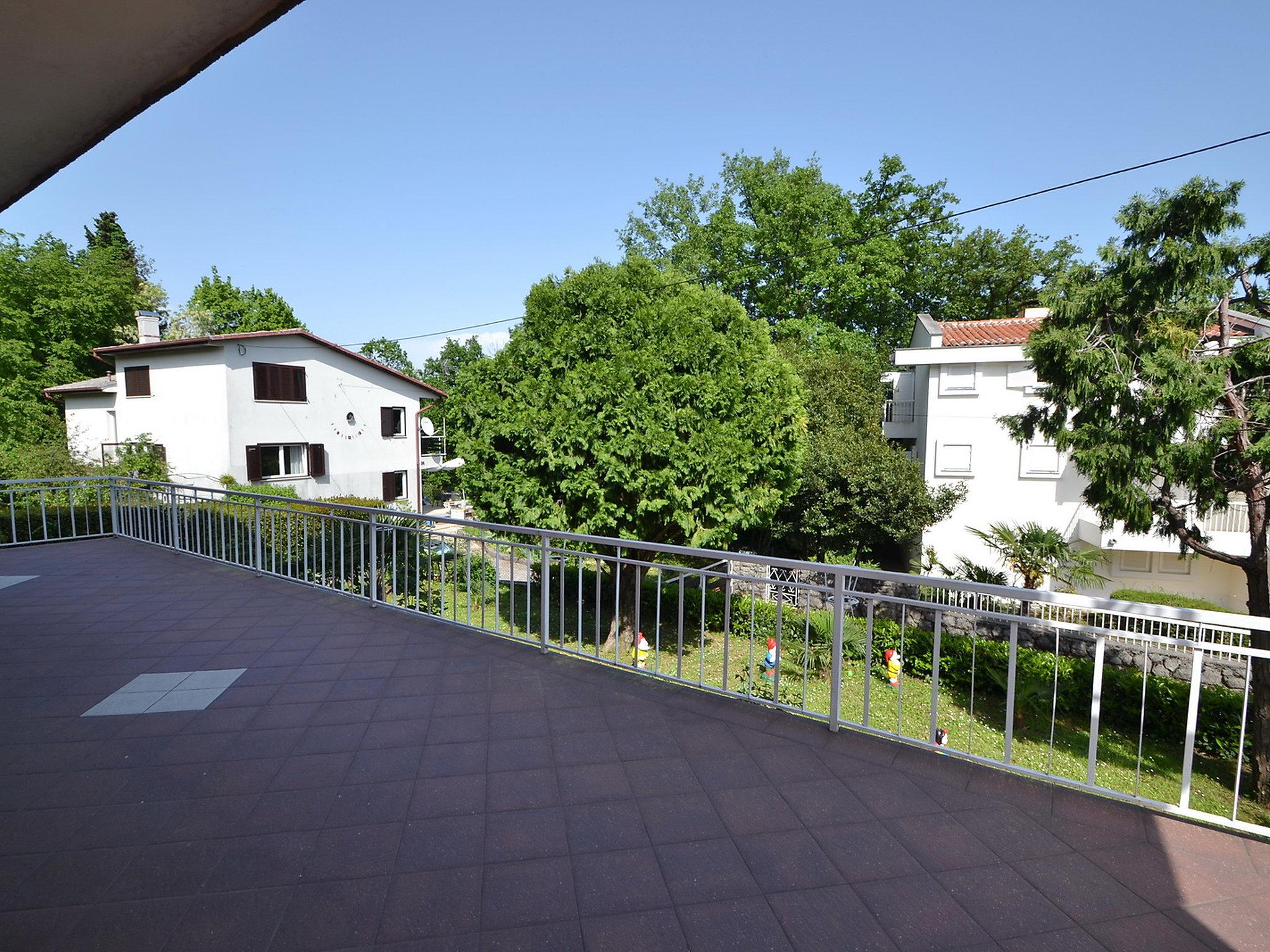 Photo 9 - 2 bedroom Apartment in Opatija with garden and sea view