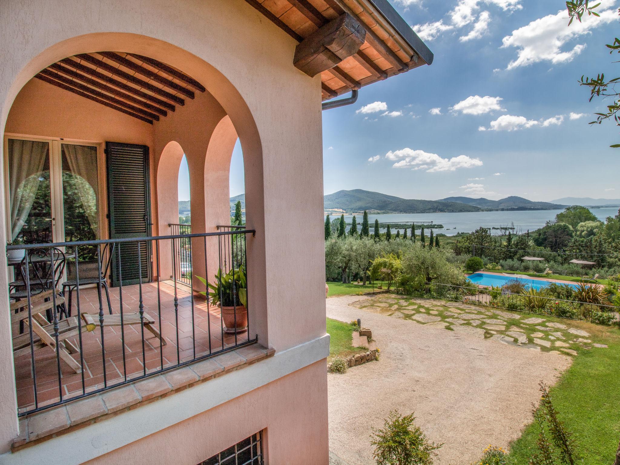 Photo 1 - Maison de 2 chambres à Magione avec piscine privée et vues sur la montagne