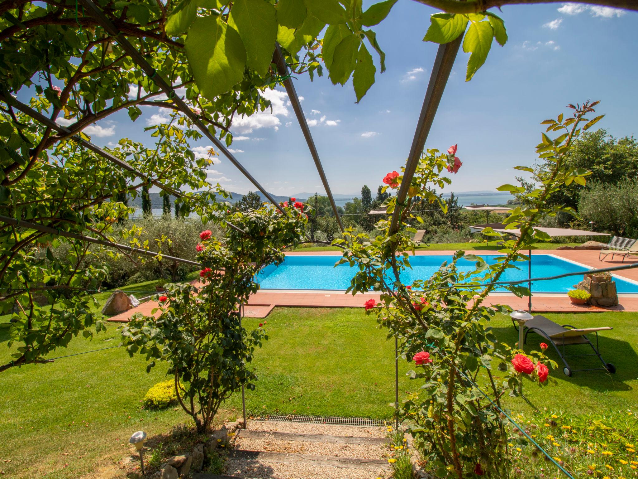 Foto 16 - Casa de 2 quartos em Magione com piscina privada e vista para a montanha