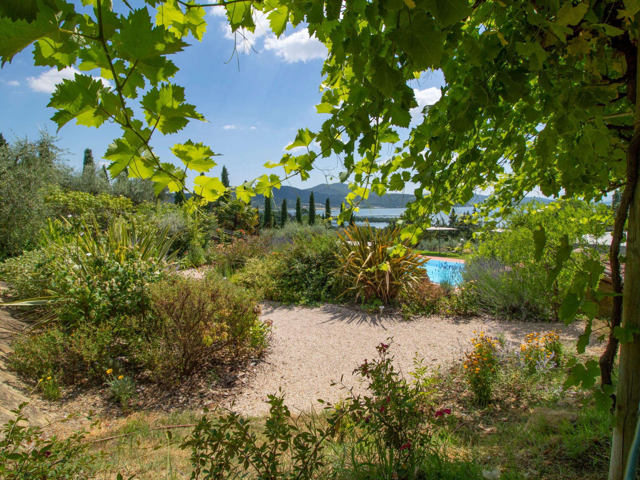 Foto 19 - Haus mit 2 Schlafzimmern in Magione mit privater pool und blick auf die berge