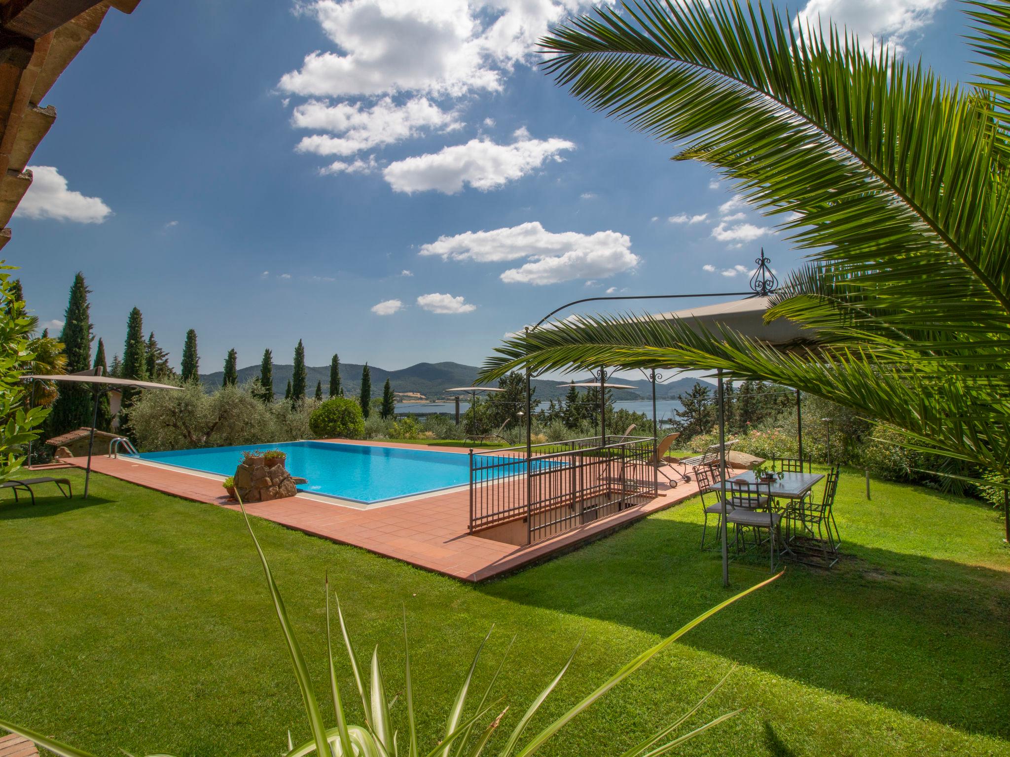 Foto 2 - Casa de 2 quartos em Magione com piscina privada e vista para a montanha