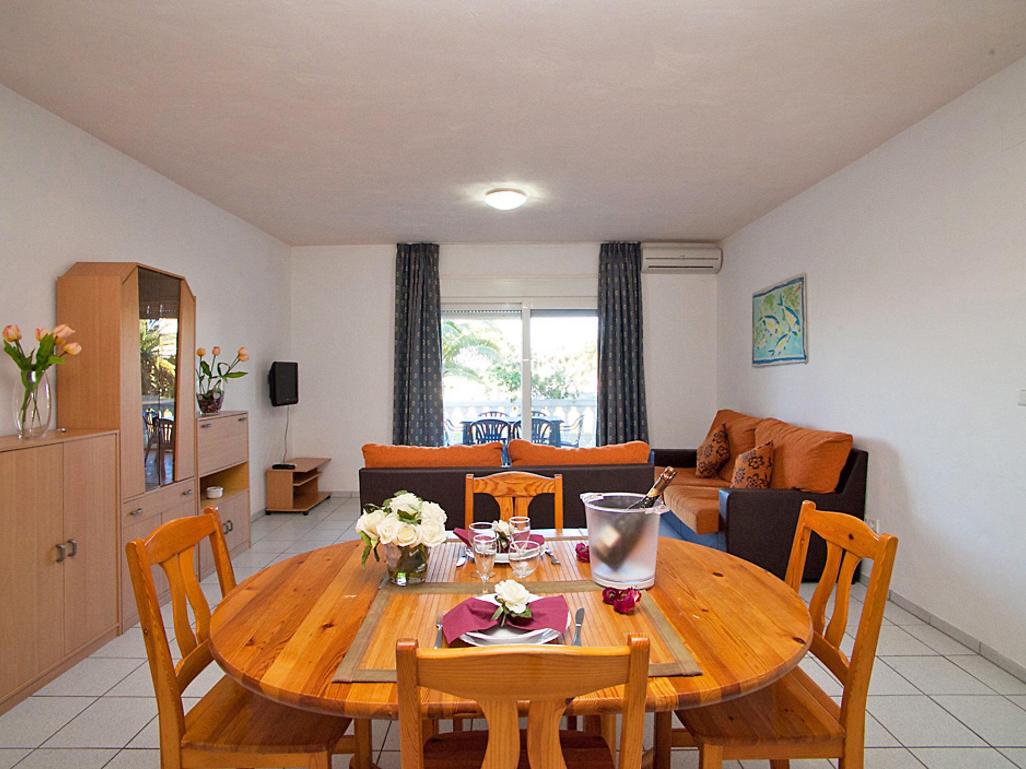 Photo 3 - 3 bedroom Apartment in Deltebre with swimming pool and garden