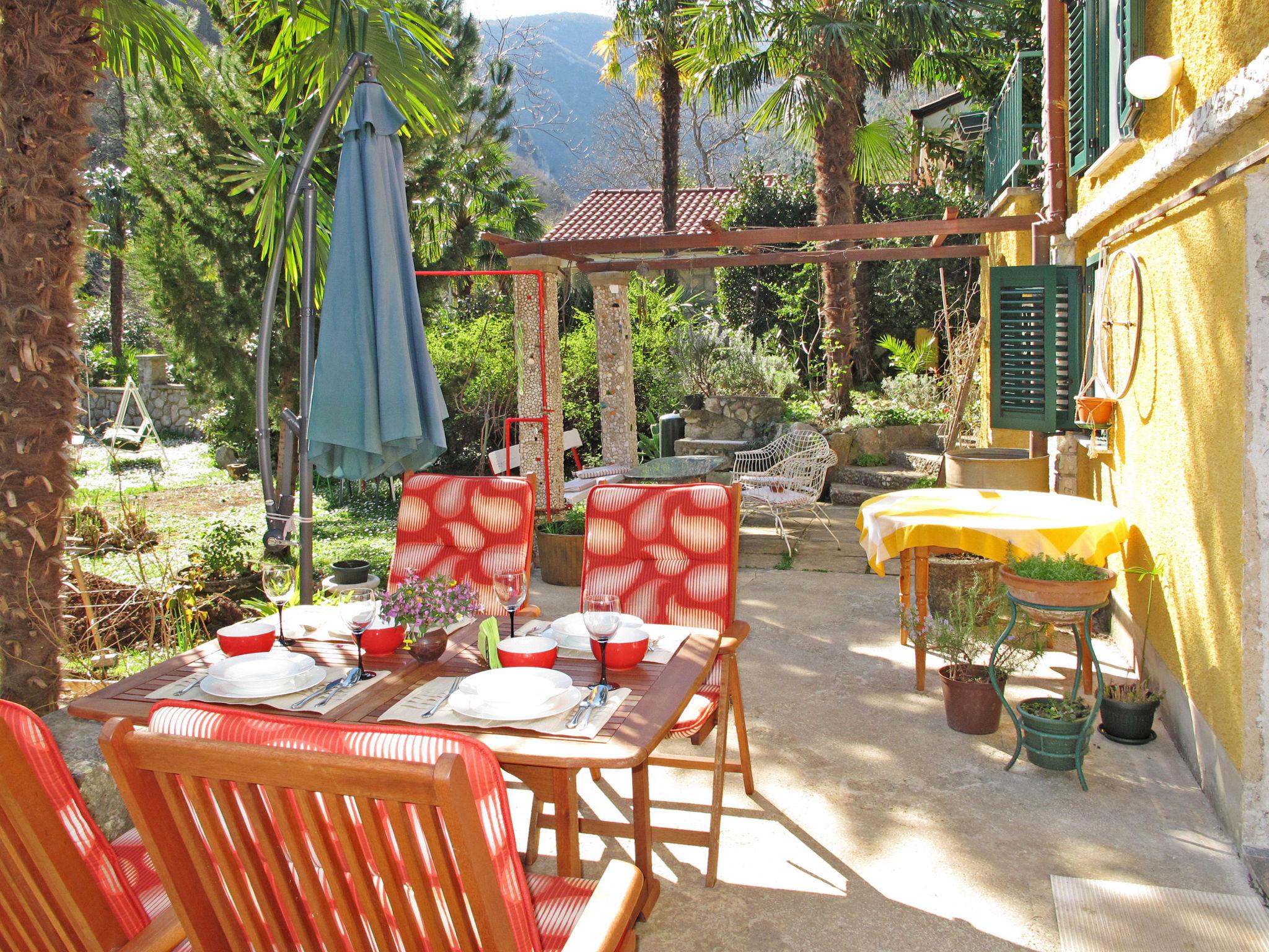 Photo 3 - Maison de 1 chambre à Lovran avec jardin et vues à la mer