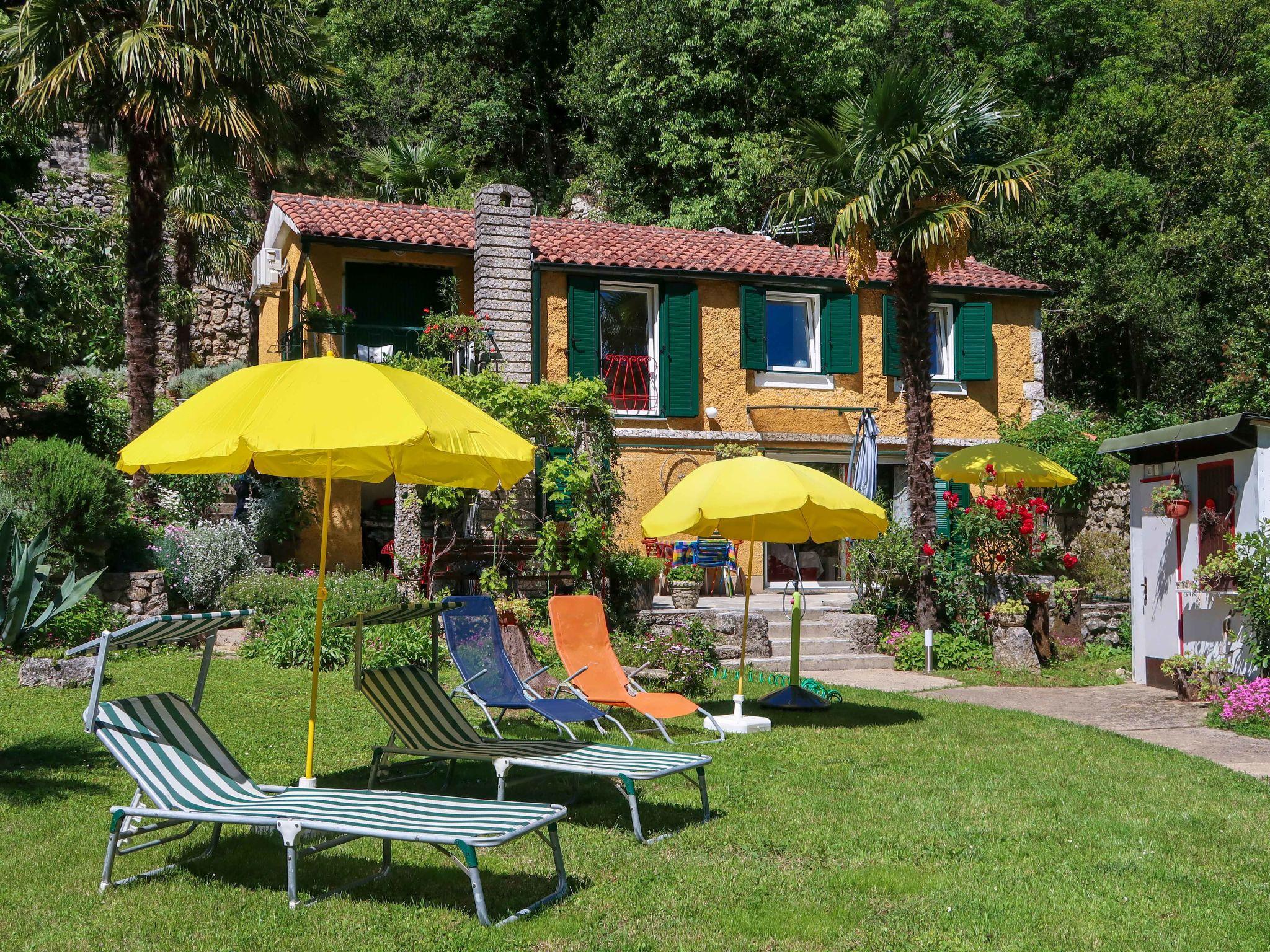 Photo 1 - Maison de 1 chambre à Lovran avec jardin et vues à la mer