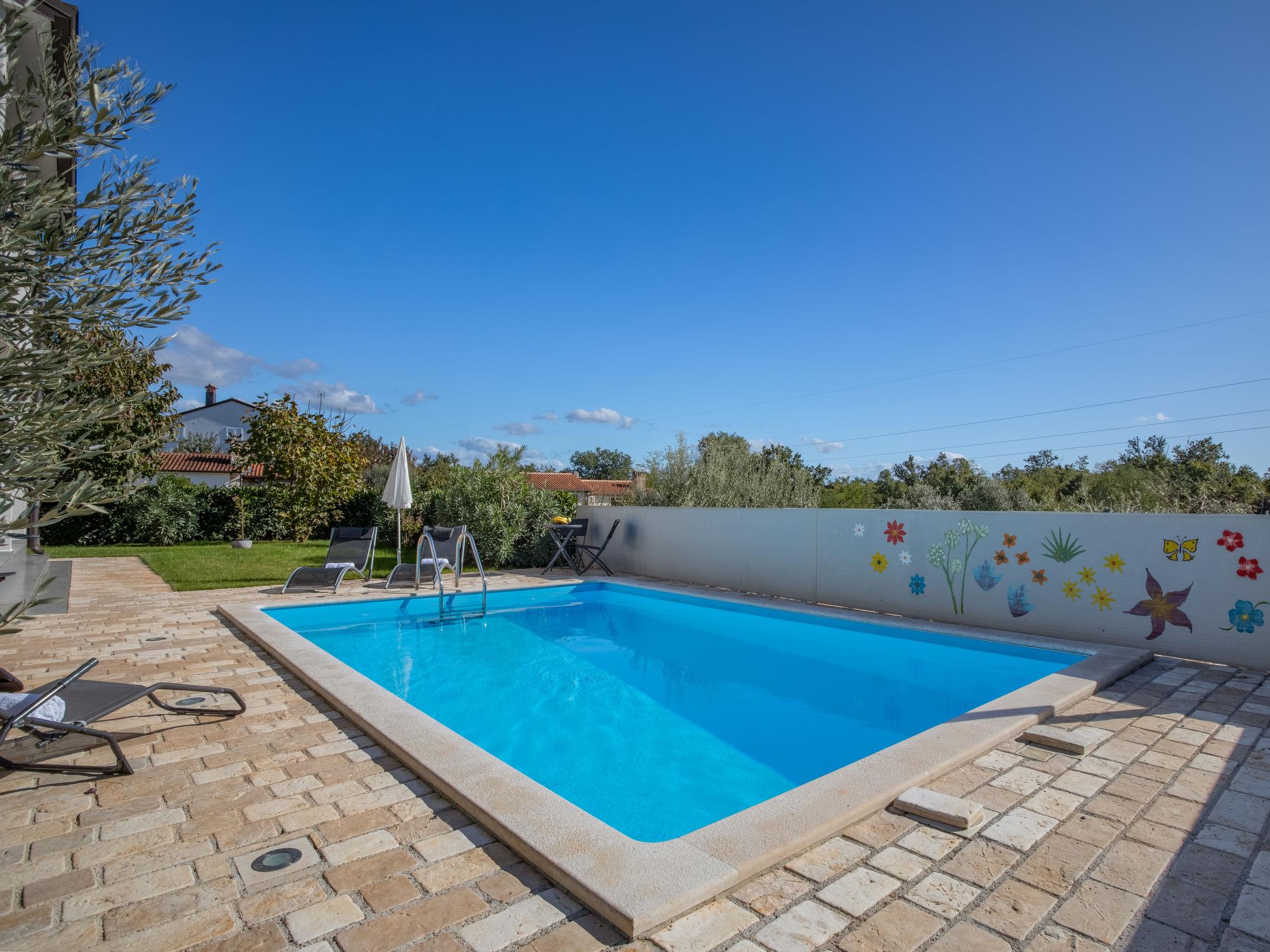 Foto 1 - Apartamento de 1 quarto em Poreč com piscina e jardim