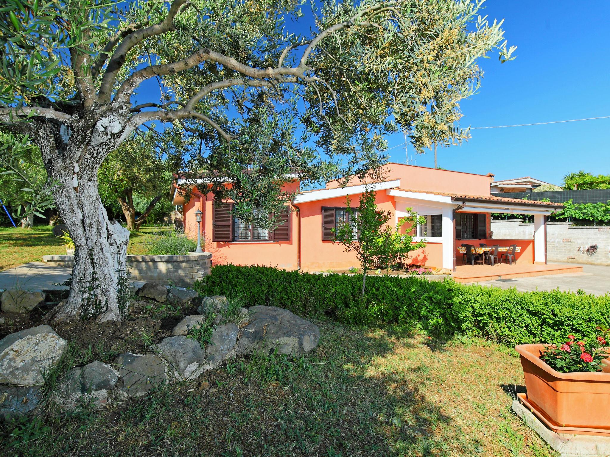 Photo 1 - Maison de 2 chambres à Lanuvio avec jardin