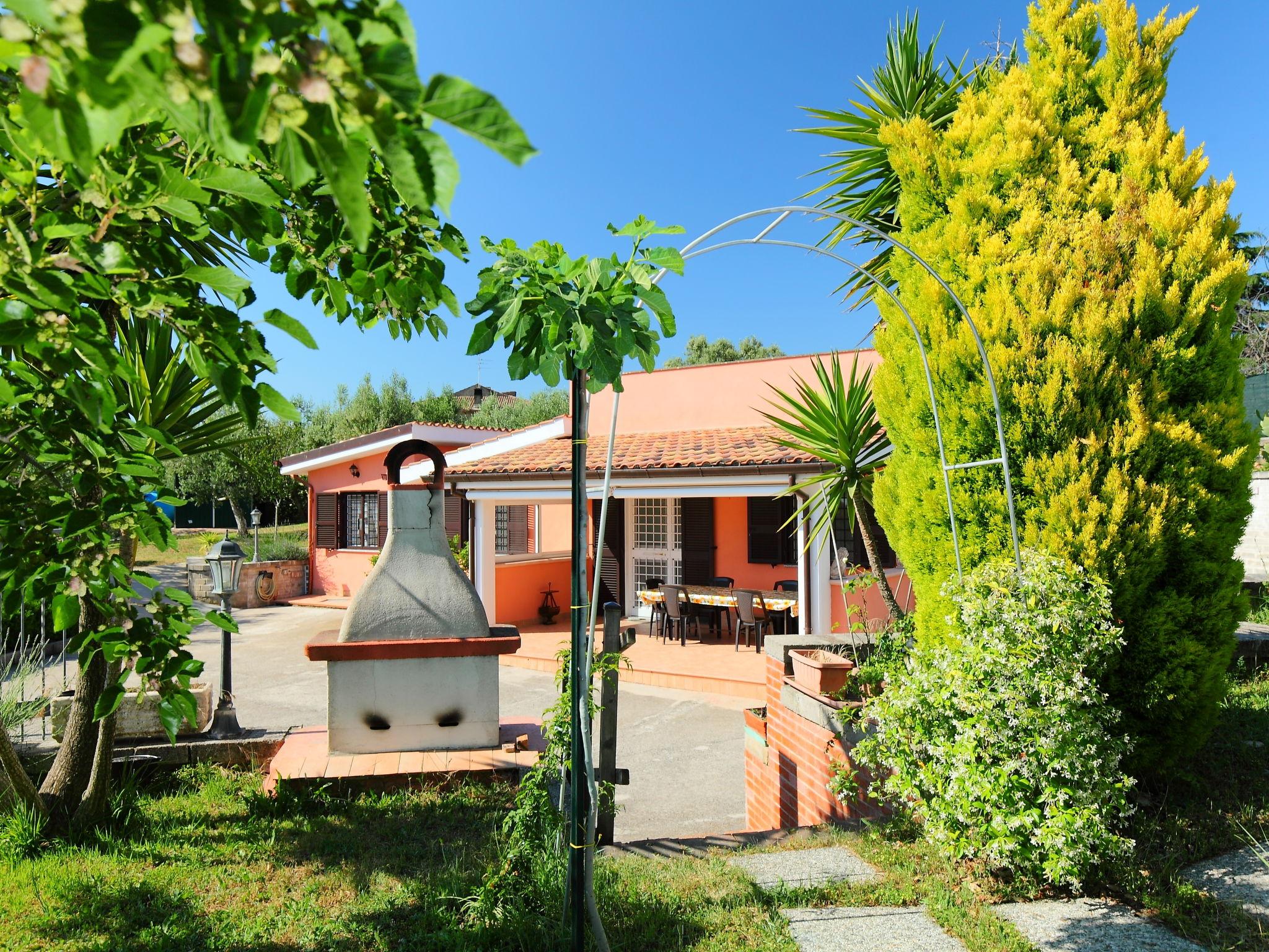 Foto 3 - Casa de 2 quartos em Lanuvio com jardim