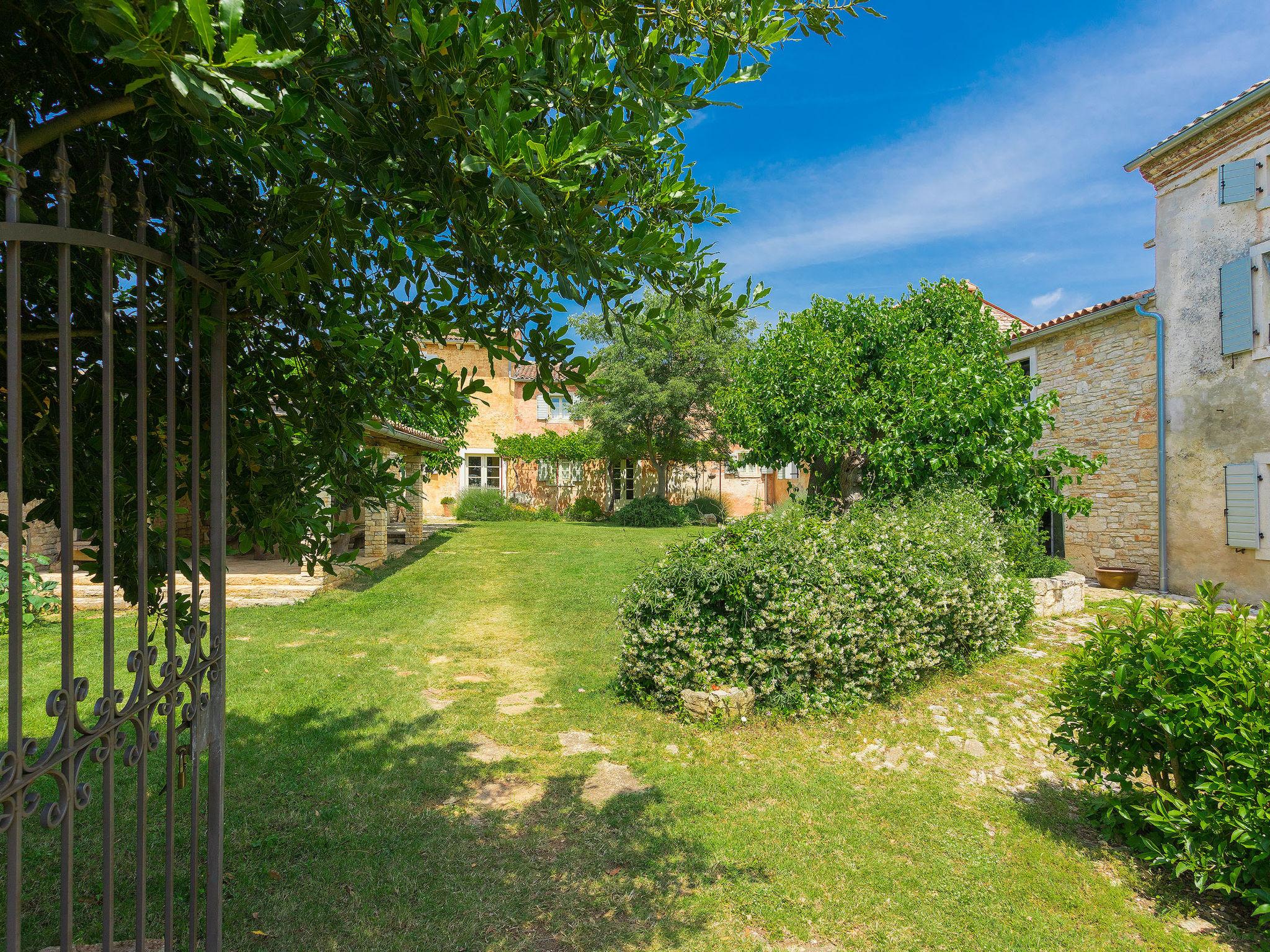 Foto 59 - Casa con 7 camere da letto a Vodnjan con piscina privata e giardino