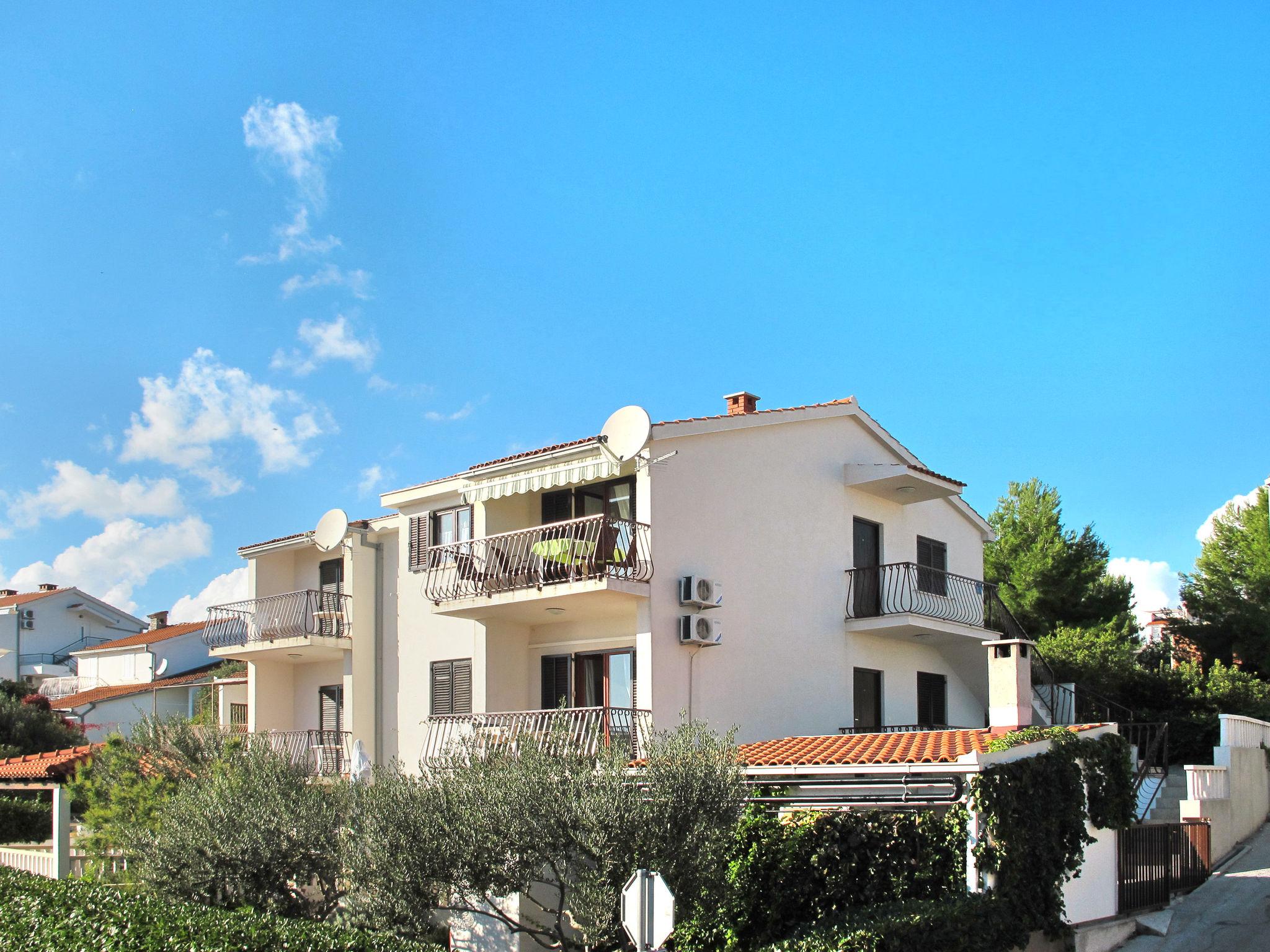 Photo 6 - Appartement de 2 chambres à Okrug avec terrasse et vues à la mer