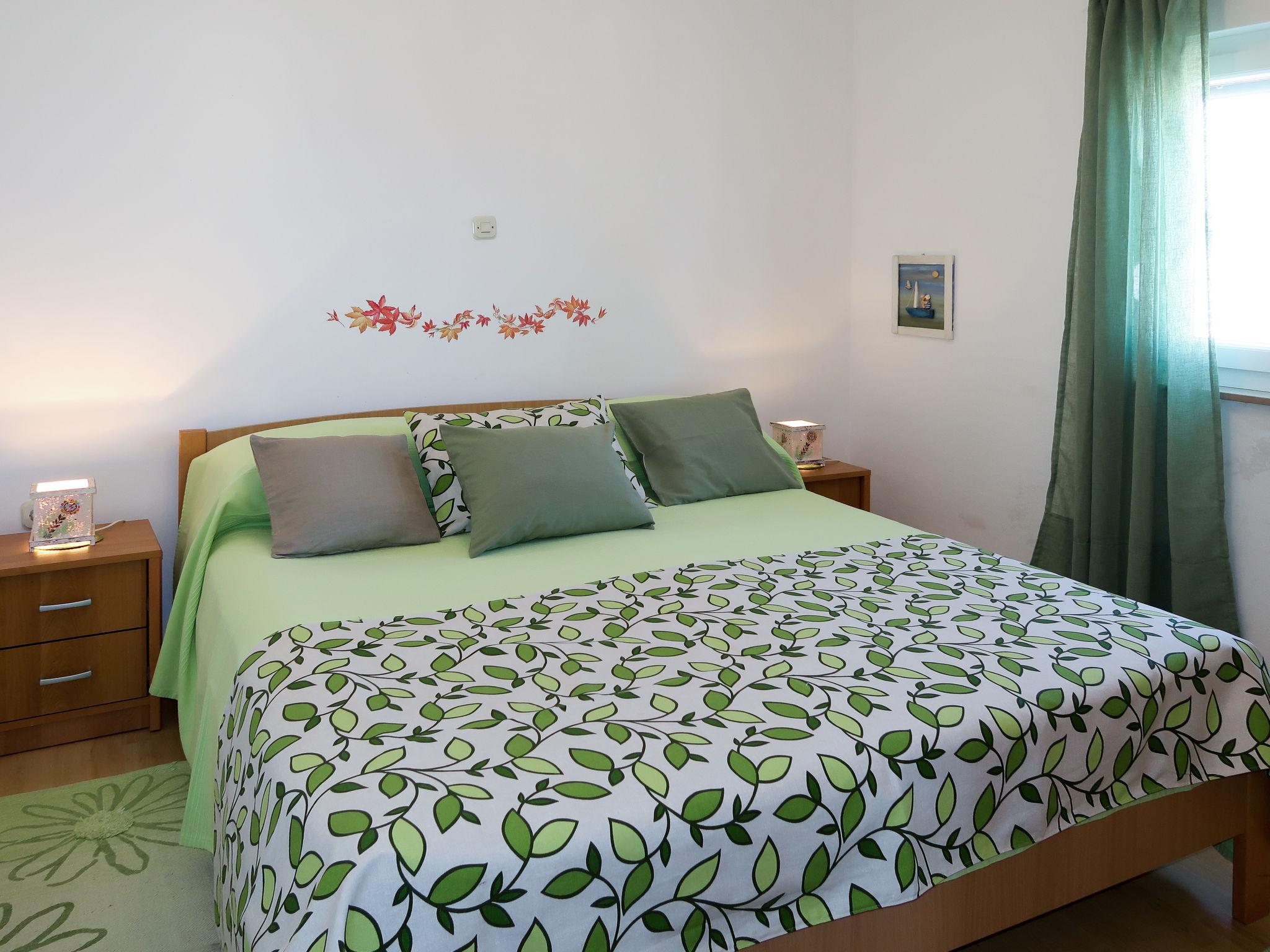 Foto 7 - Appartamento con 2 camere da letto a Okrug con terrazza