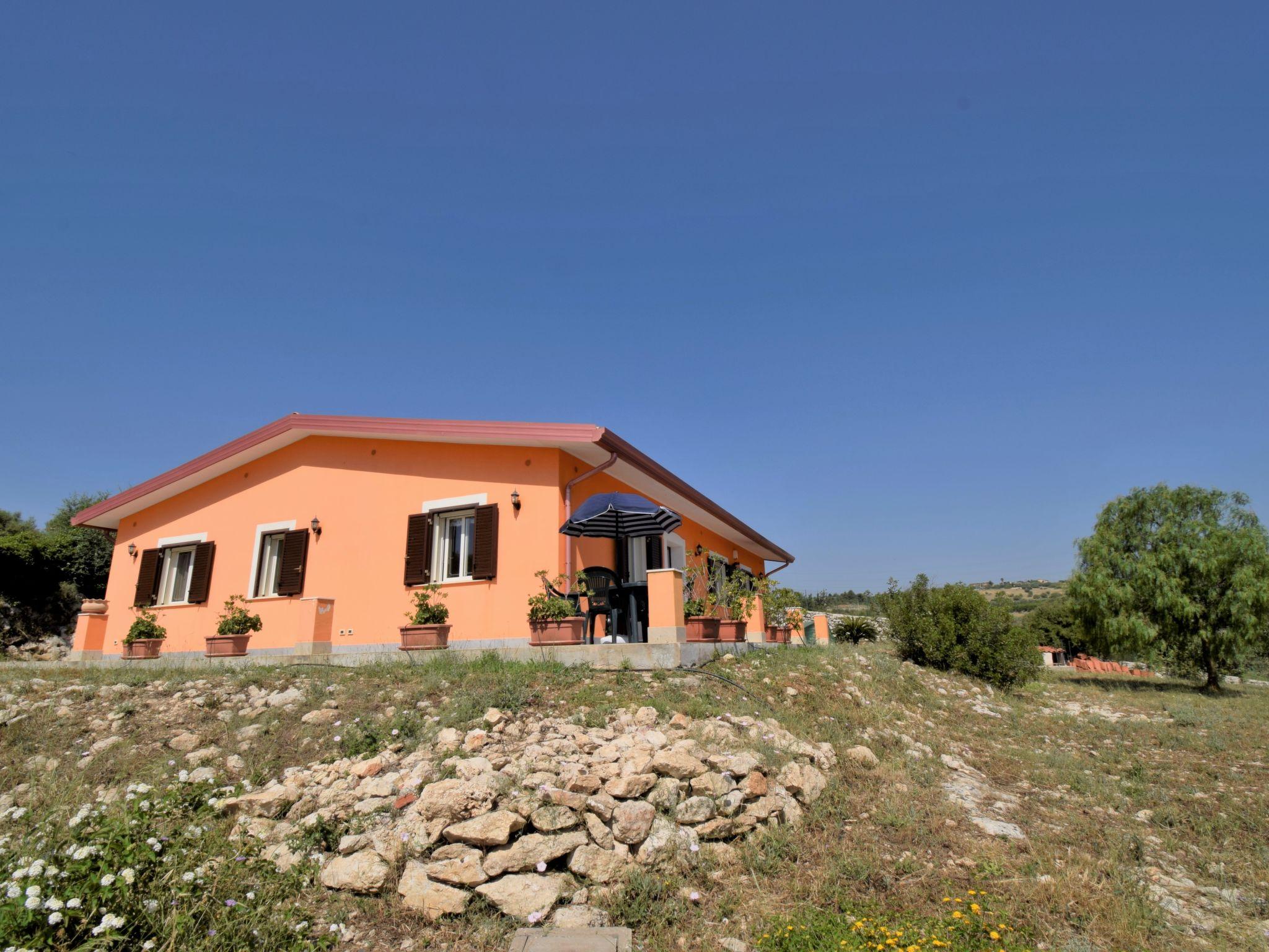 Photo 1 - Maison de 4 chambres à Floridia avec jardin et terrasse