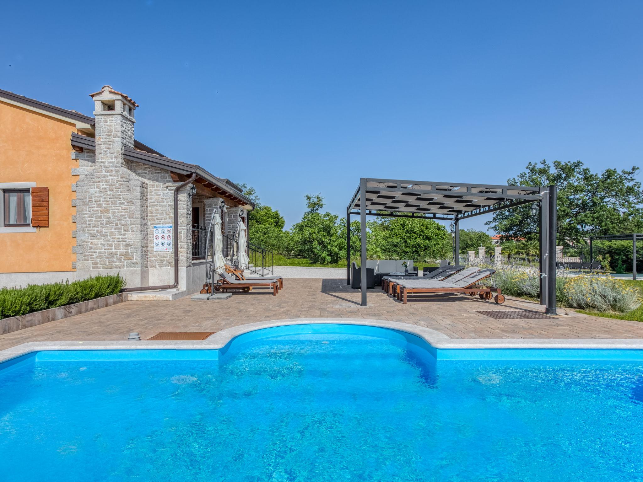 Foto 7 - Casa de 3 habitaciones en Pazin con piscina privada y jardín