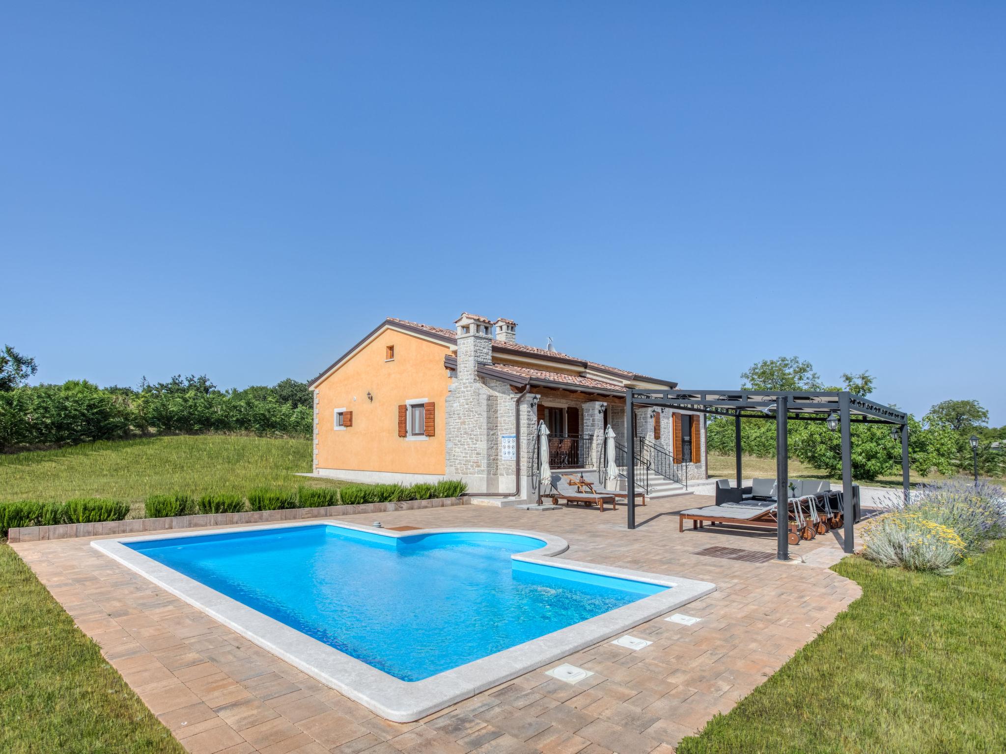 Foto 35 - Casa de 3 quartos em Pazin com piscina privada e jardim