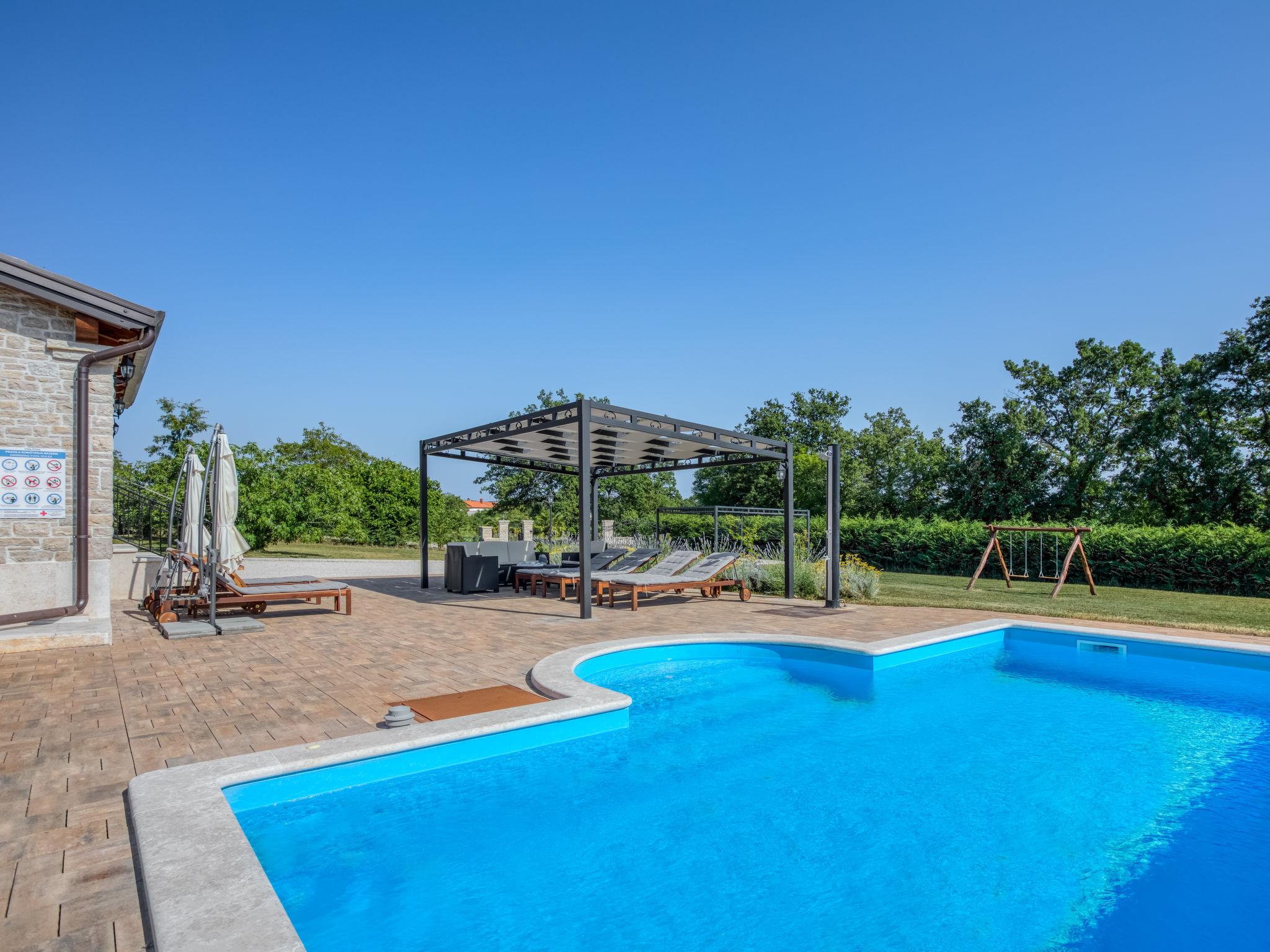 Foto 17 - Casa de 3 habitaciones en Pazin con piscina privada y jardín