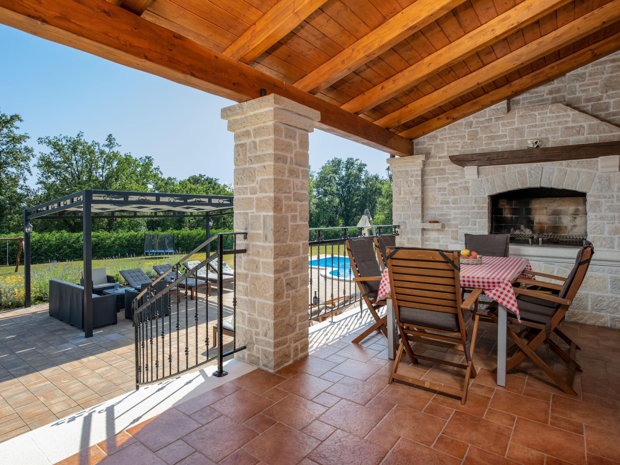 Photo 15 - Maison de 3 chambres à Pazin avec piscine privée et jardin