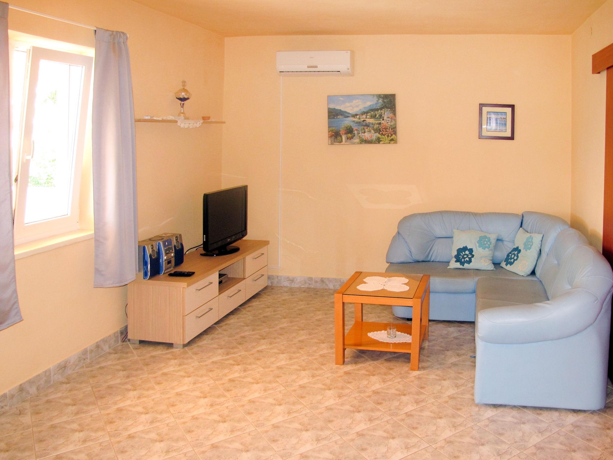 Foto 5 - Apartamento de 2 quartos em Okrug com terraço e vistas do mar