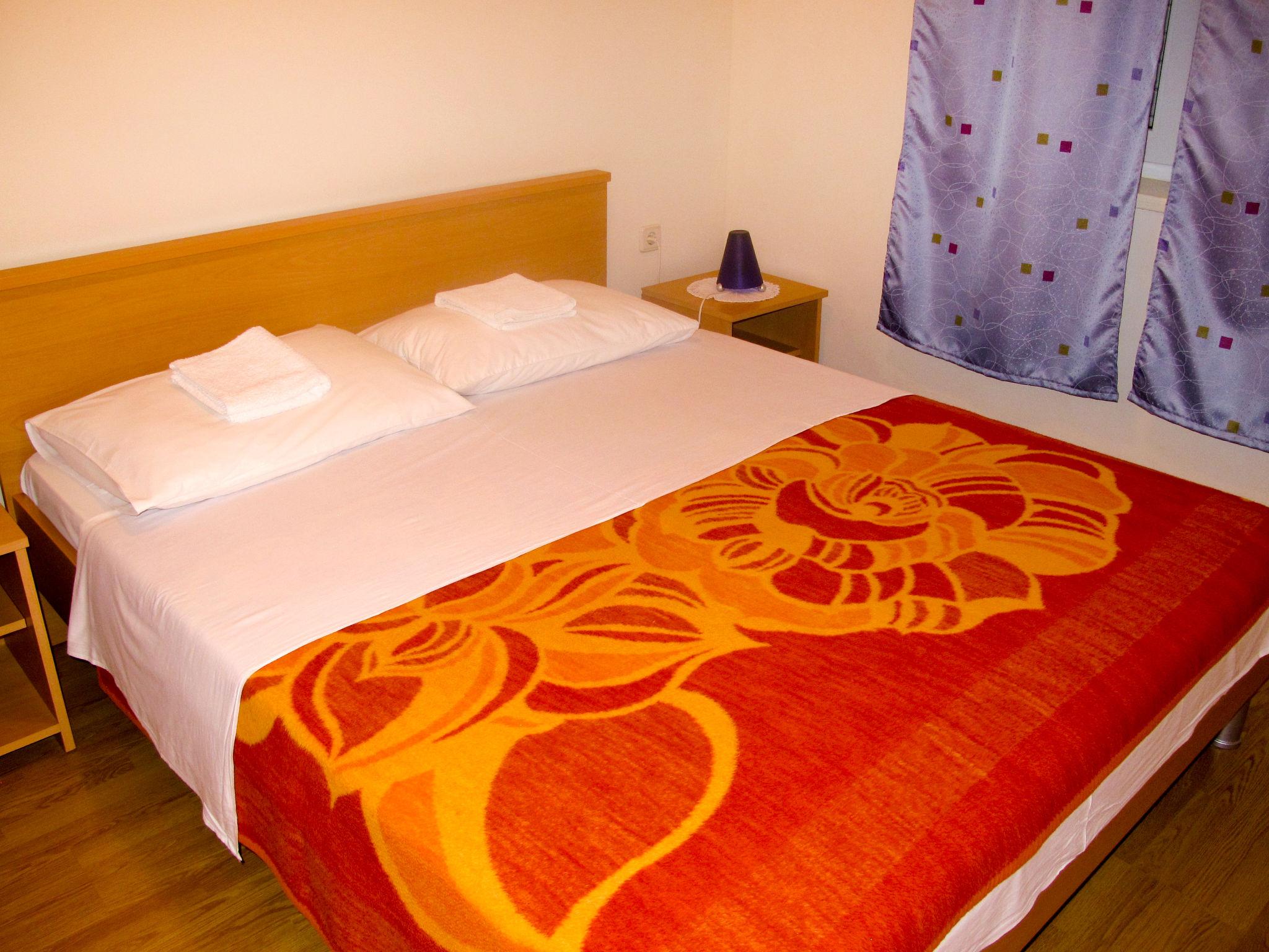 Foto 8 - Appartamento con 2 camere da letto a Okrug con terrazza e vista mare