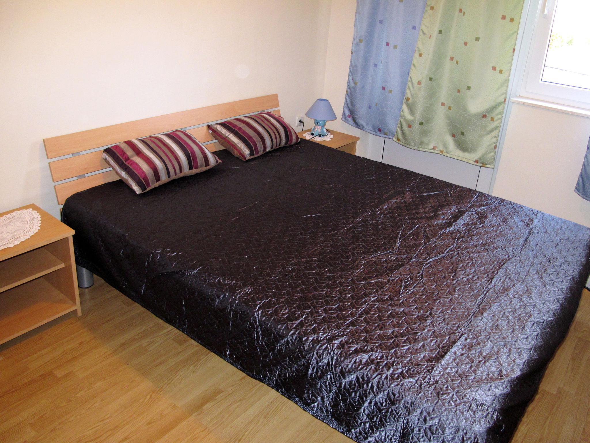 Foto 6 - Appartamento con 2 camere da letto a Okrug con vista mare