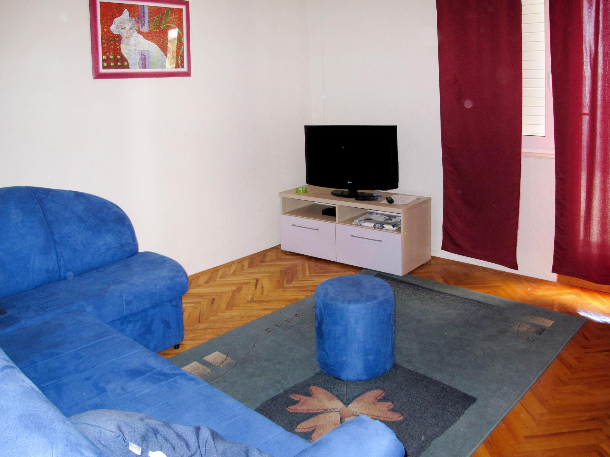Foto 4 - Appartamento con 2 camere da letto a Okrug con vista mare