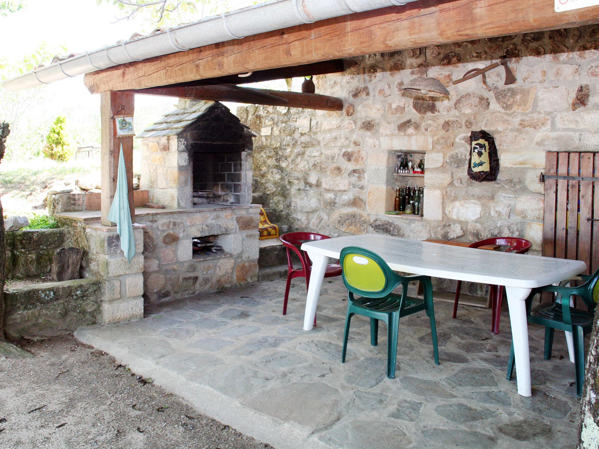 Foto 12 - Haus mit 2 Schlafzimmern in Saint-Genest-de-Beauzon mit garten und terrasse