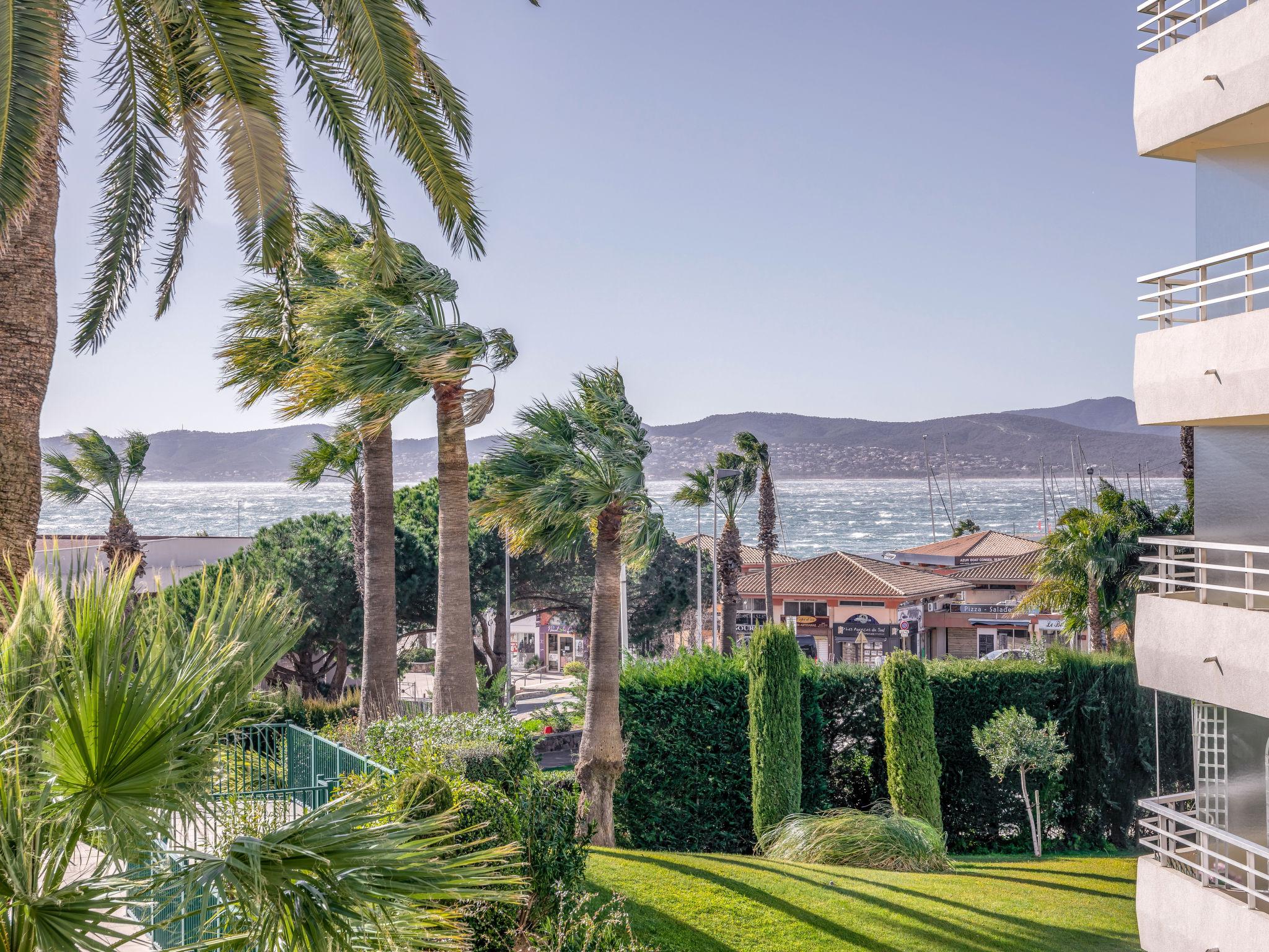 Foto 4 - Appartamento con 1 camera da letto a Saint-Raphaël con terrazza e vista mare