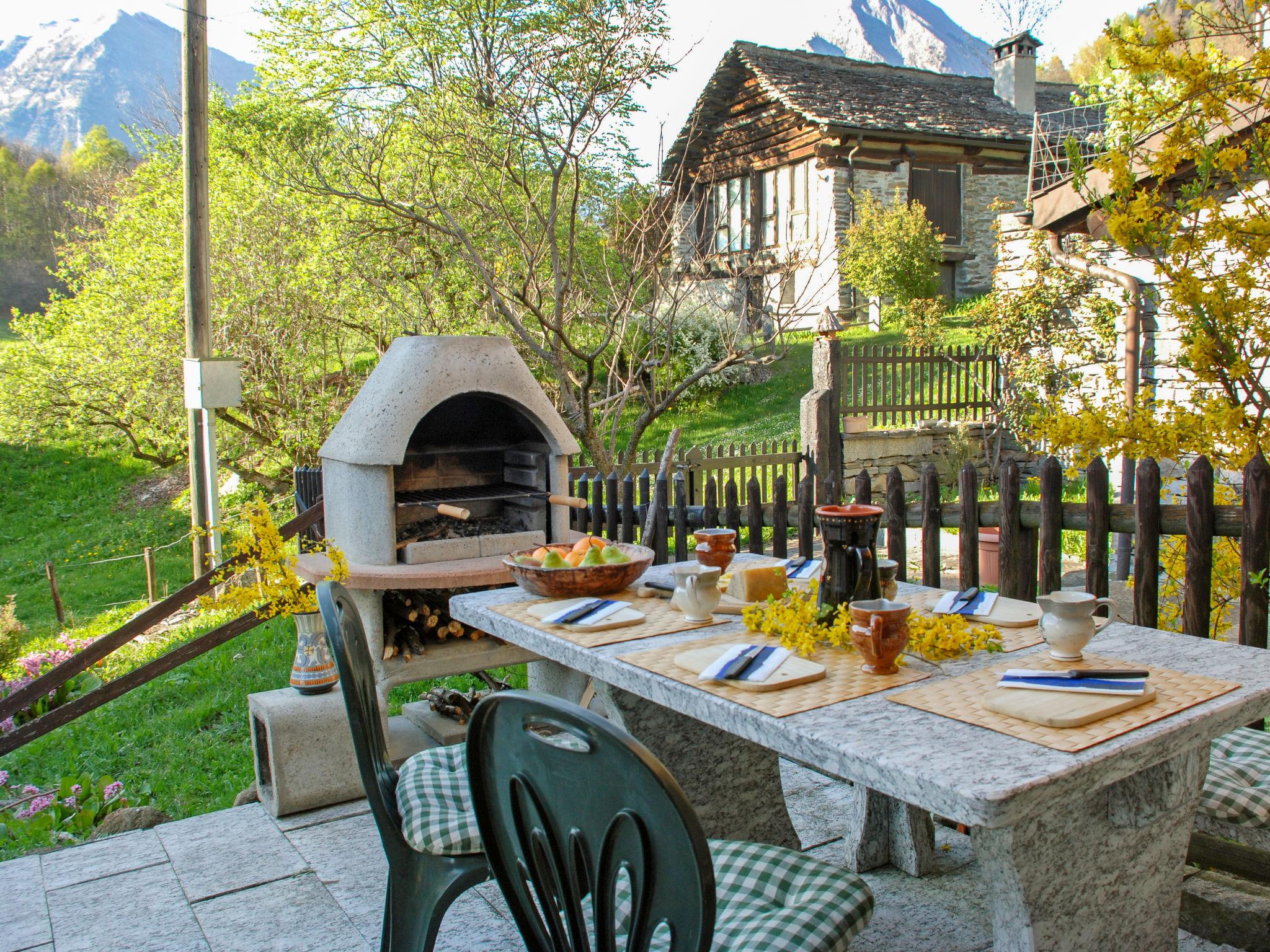 Photo 1 - Maison de 2 chambres à Blenio avec jardin et terrasse