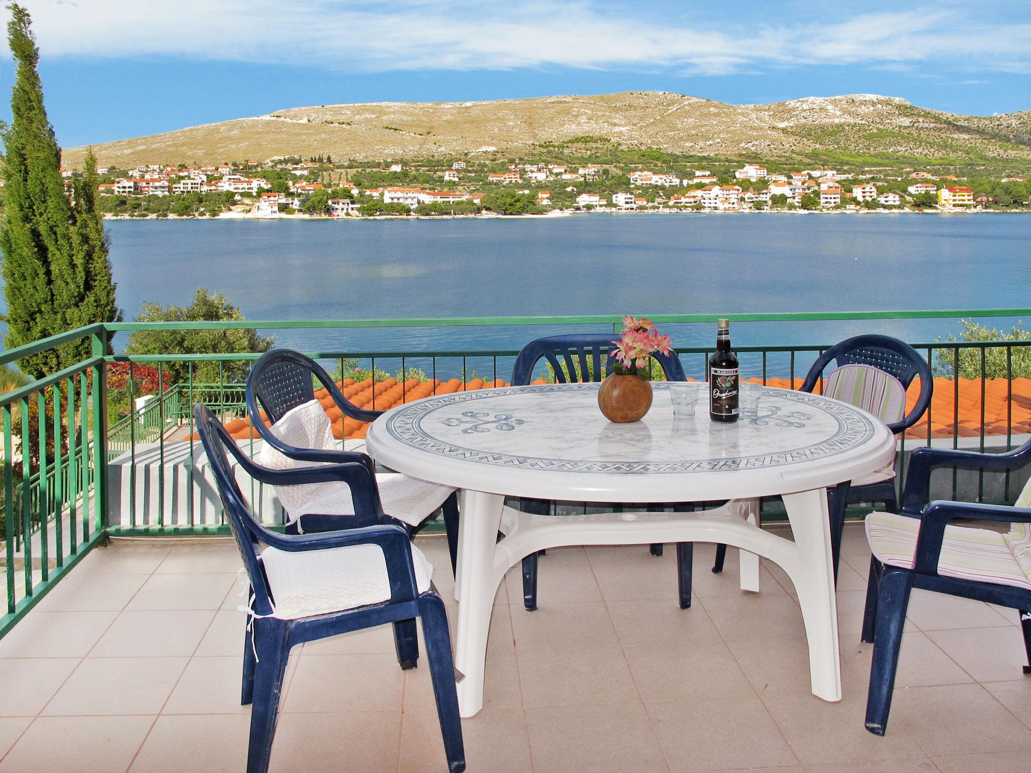 Foto 2 - Apartamento de 2 habitaciones en Sibenik con vistas al mar