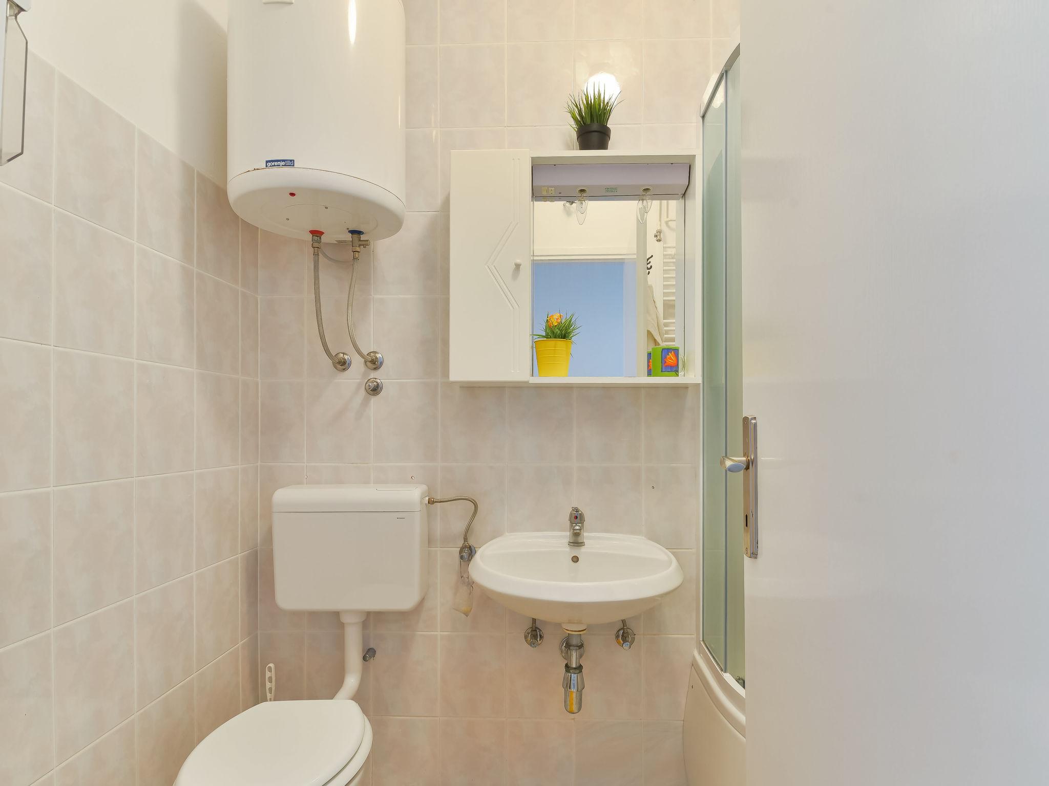 Foto 10 - Apartamento de 1 habitación en Novigrad con piscina y vistas al mar