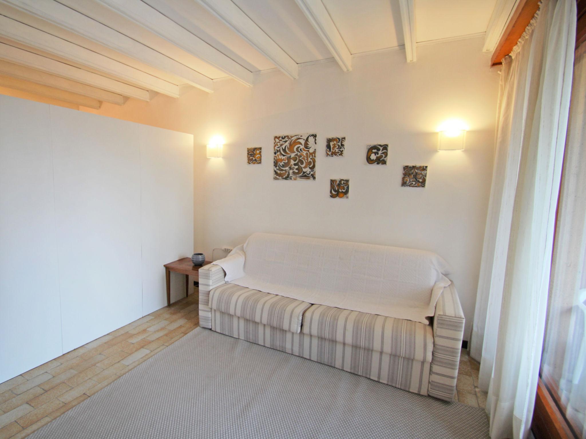 Foto 5 - Apartamento de 1 habitación en Porto Valtravaglia con piscina y vistas a la montaña