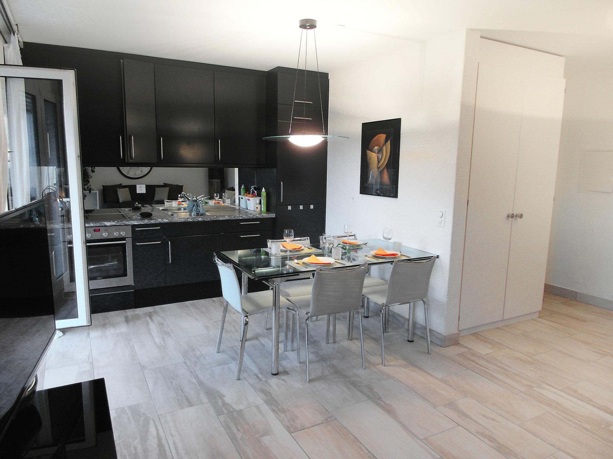 Photo 2 - 2 bedroom Apartment in Ascona with swimming pool and garden