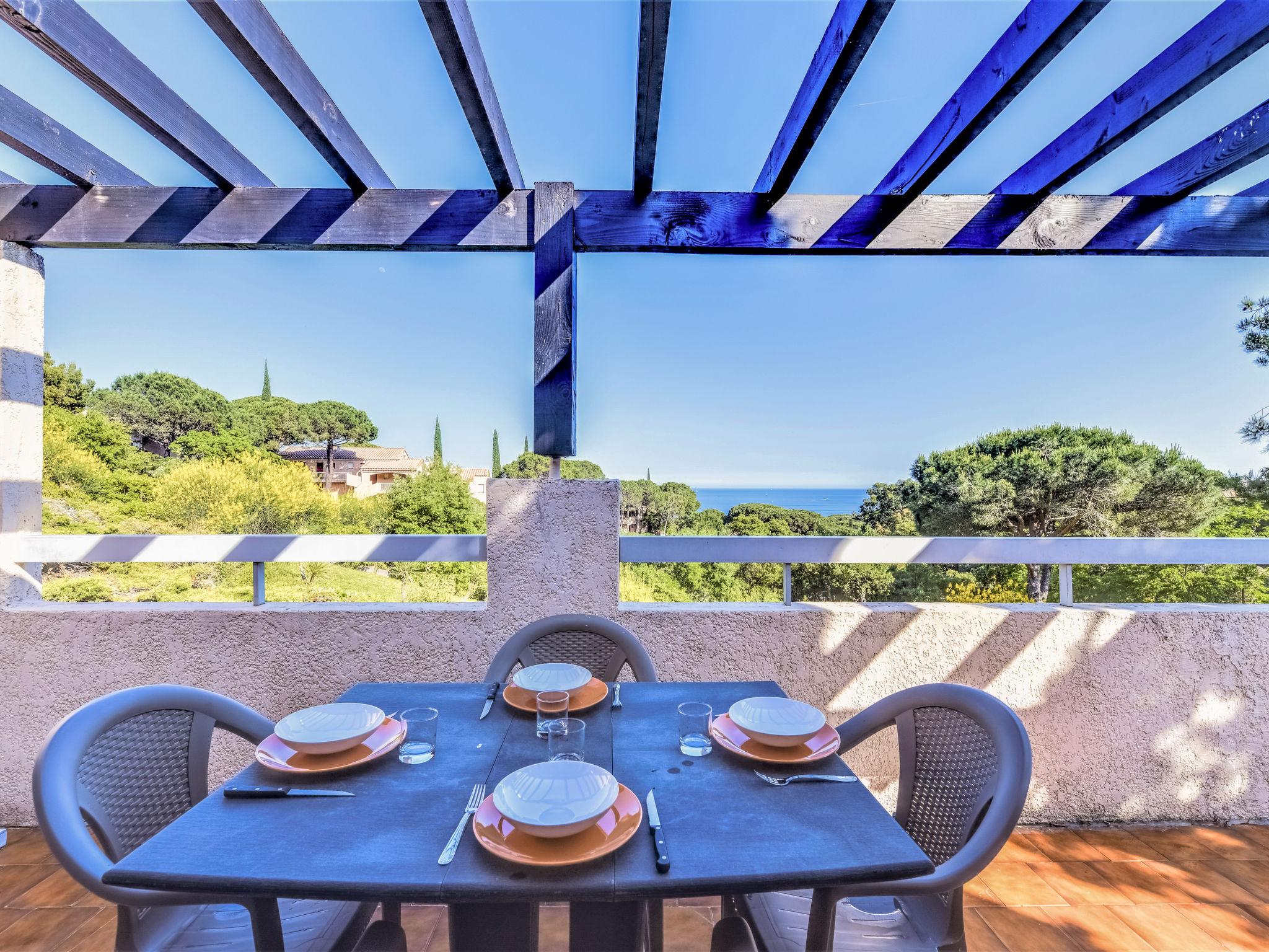 Foto 1 - Apartamento de 2 habitaciones en Sainte-Maxime con piscina y vistas al mar