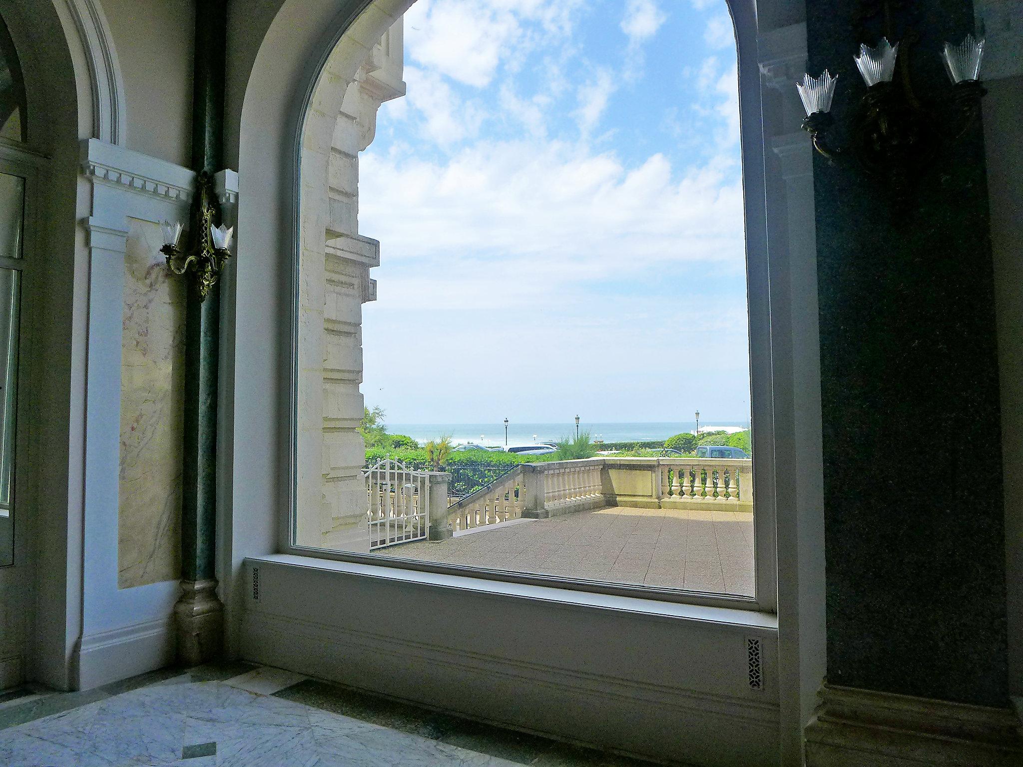 Foto 18 - Appartamento con 2 camere da letto a Biarritz con vista mare