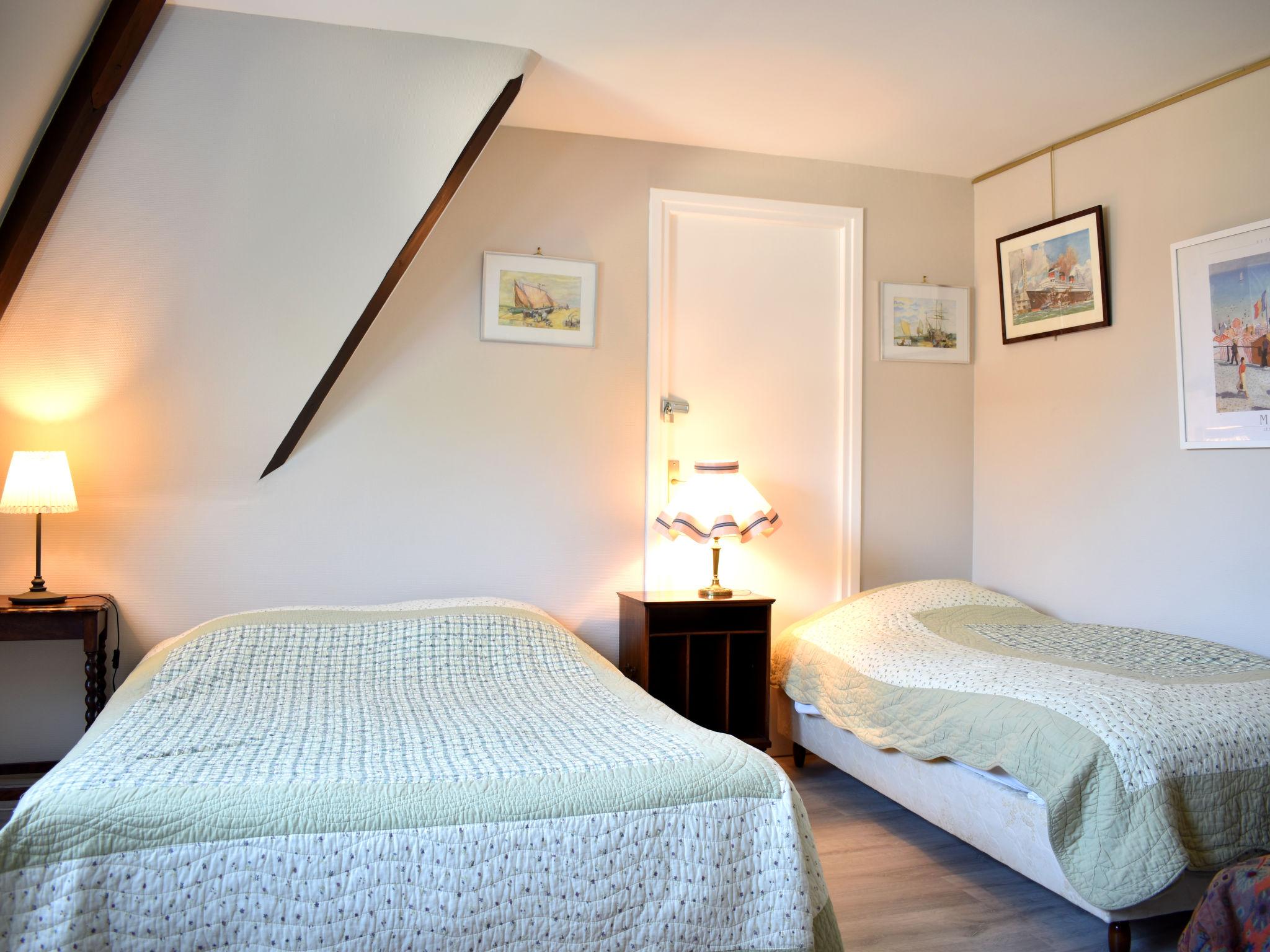 Foto 4 - Appartamento con 2 camere da letto a Deauville con vista mare