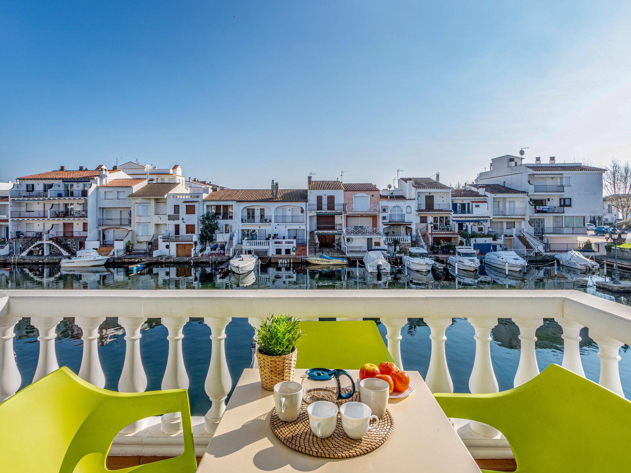 Foto 15 - Apartamento de 2 quartos em Castelló d'Empúries com terraço e vistas do mar