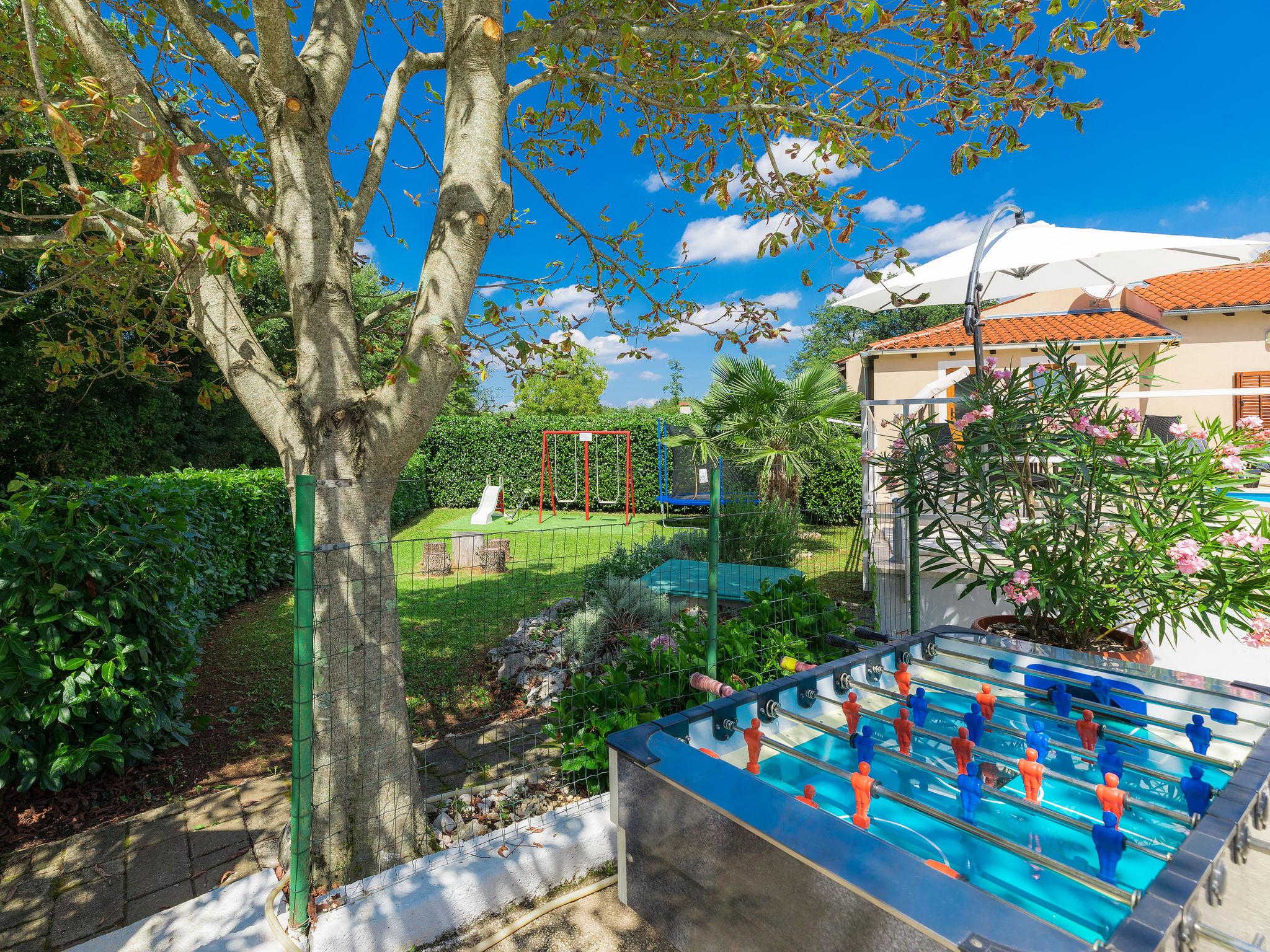 Photo 33 - Maison de 3 chambres à Pazin avec piscine privée et vues à la mer