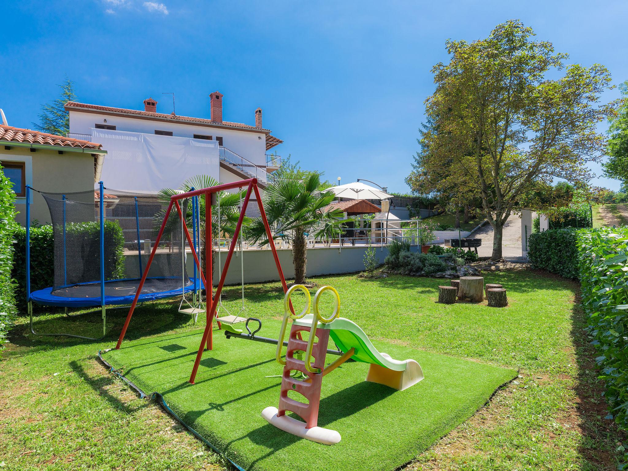 Foto 46 - Casa de 3 quartos em Pazin com piscina privada e jardim