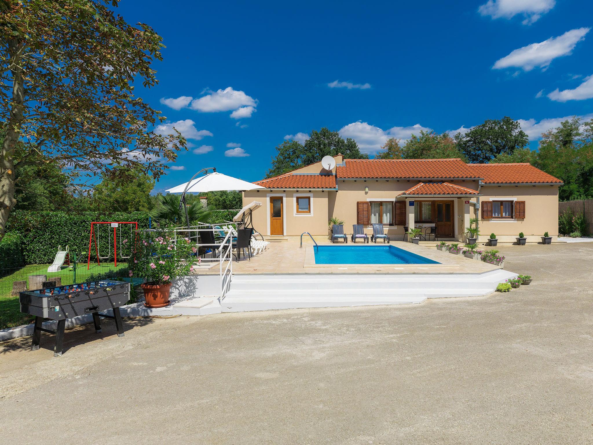 Foto 16 - Casa con 3 camere da letto a Pazin con piscina privata e vista mare