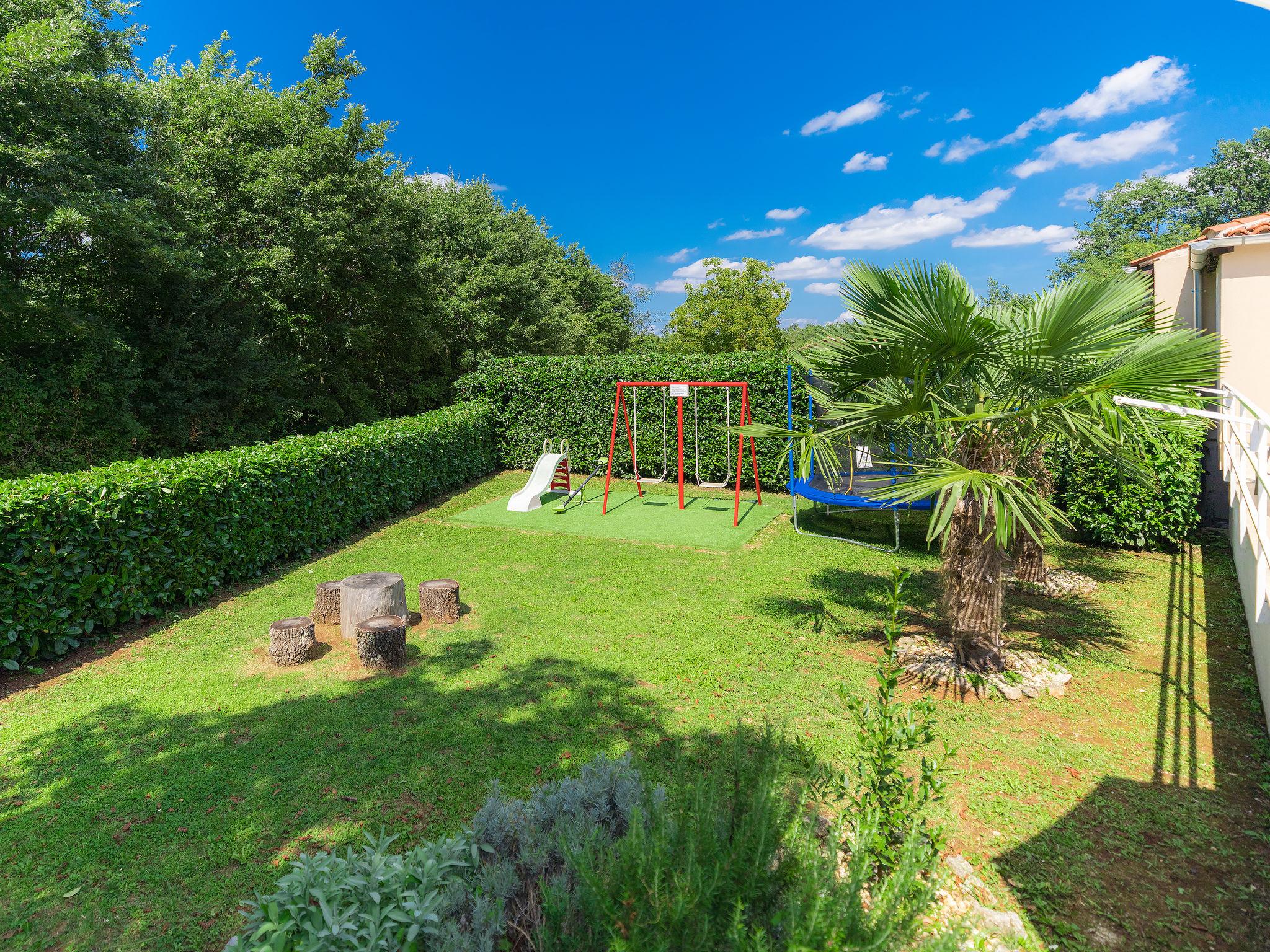 Photo 32 - Maison de 3 chambres à Pazin avec piscine privée et jardin