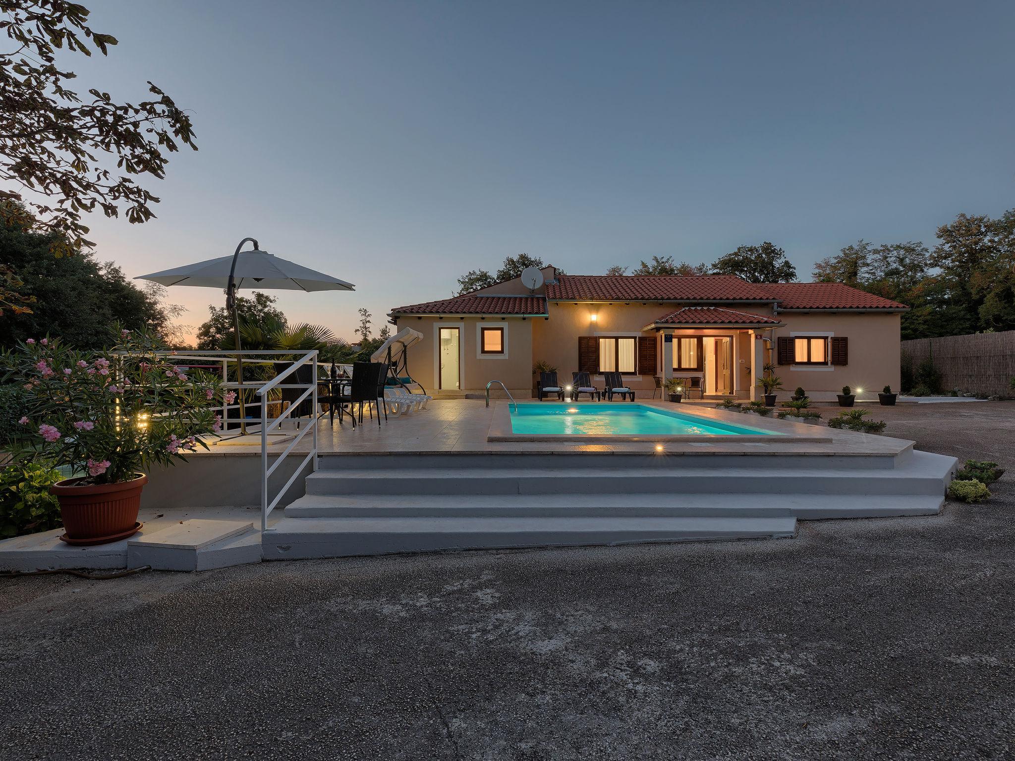 Photo 1 - Maison de 3 chambres à Pazin avec piscine privée et vues à la mer