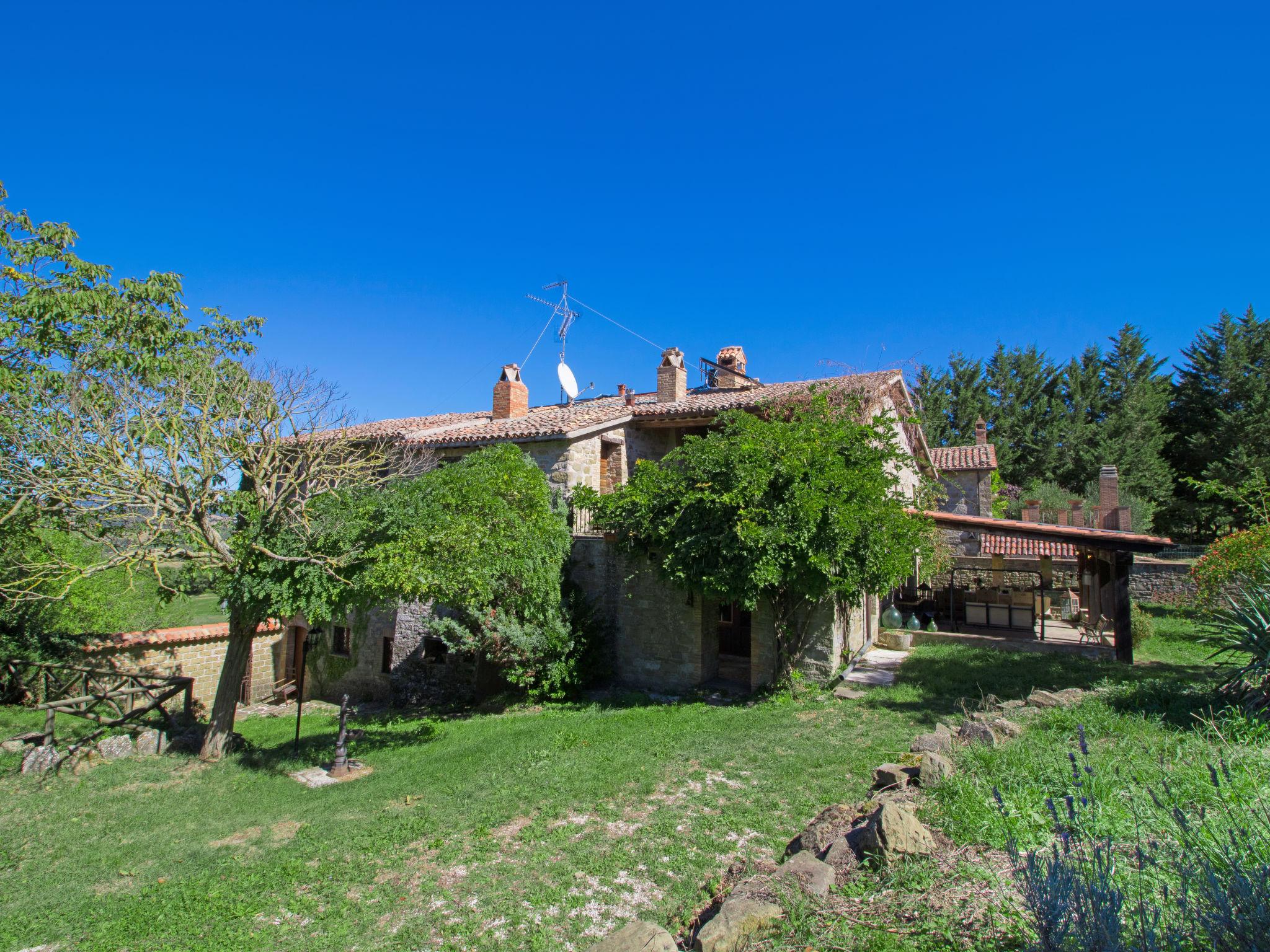 Foto 40 - Casa de 6 habitaciones en Gubbio con piscina privada y jardín