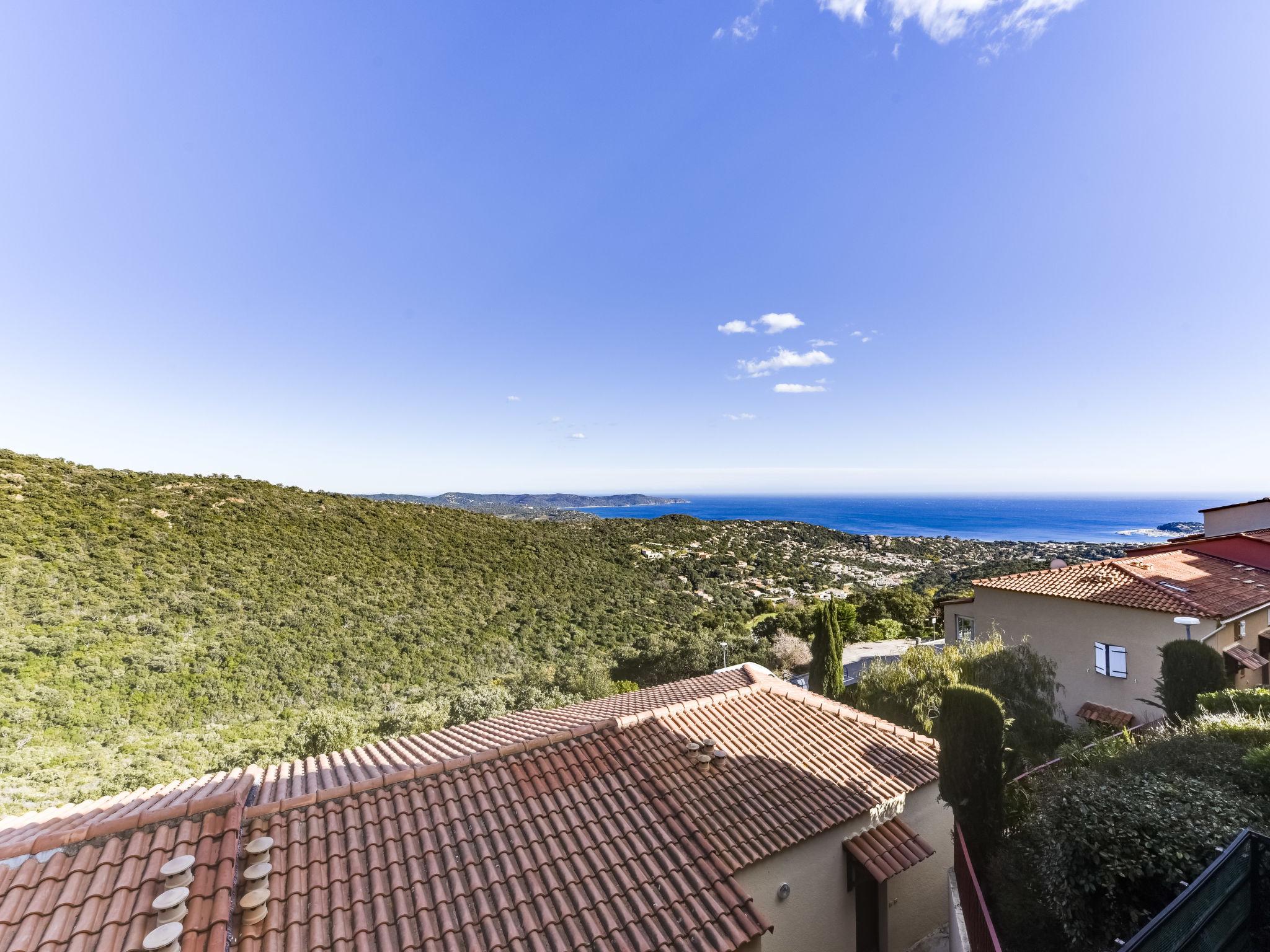 Foto 3 - Apartamento de 2 habitaciones en Cavalaire-sur-Mer con piscina y vistas al mar