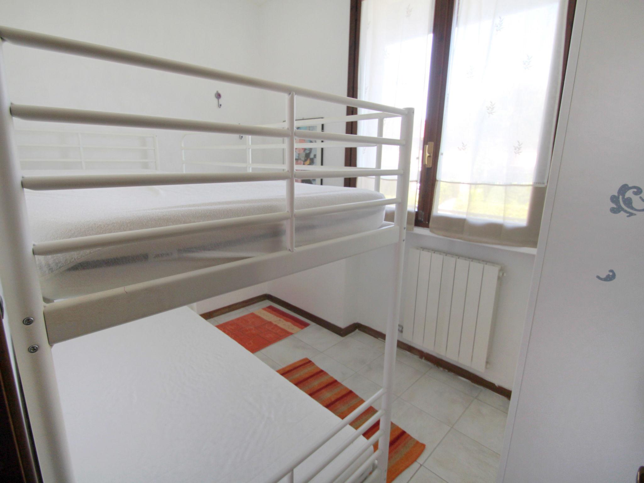 Foto 11 - Appartamento con 2 camere da letto a Monvalle con piscina e vista sulle montagne