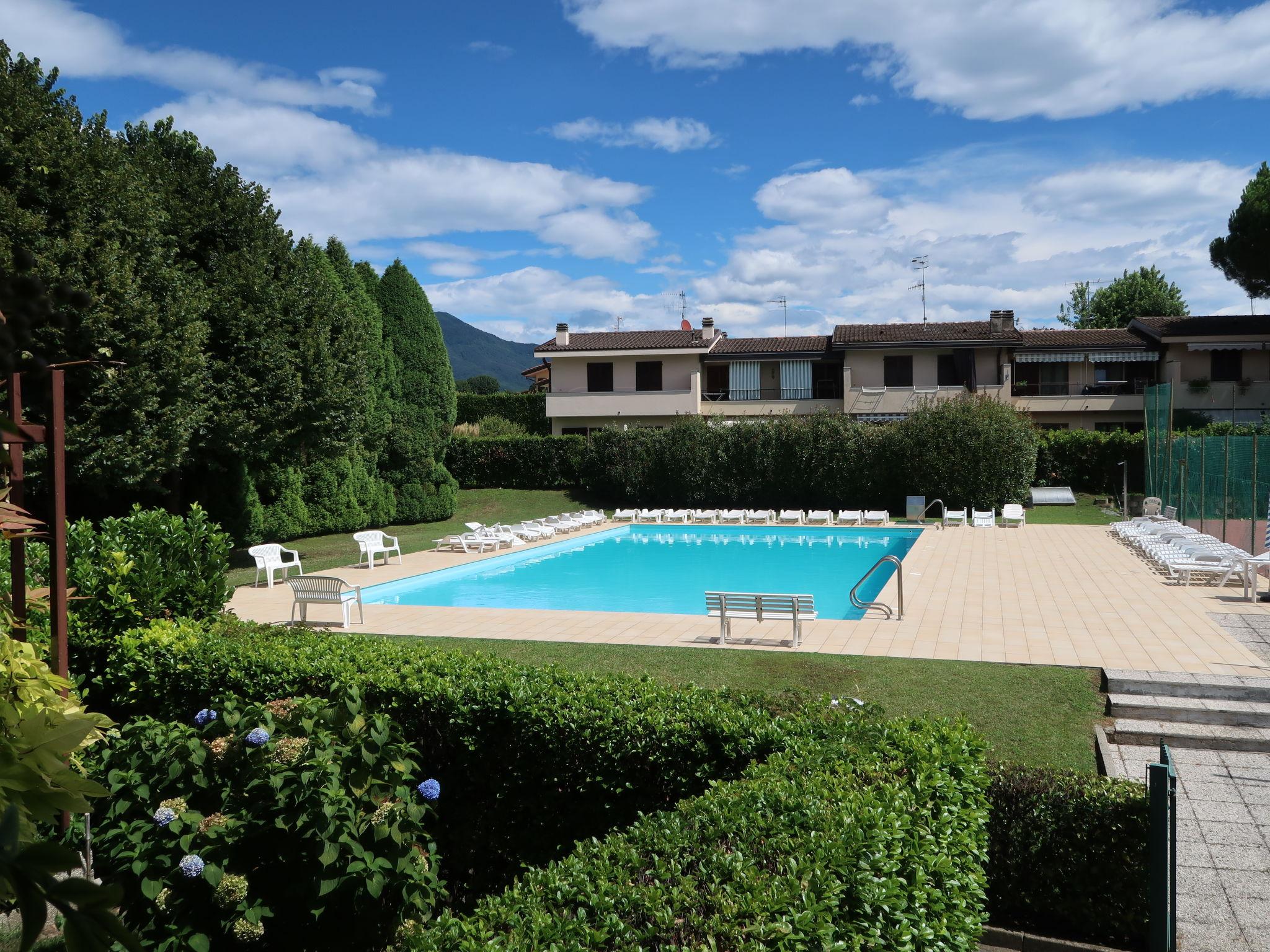 Foto 1 - Apartamento de 2 quartos em Monvalle com piscina e jardim