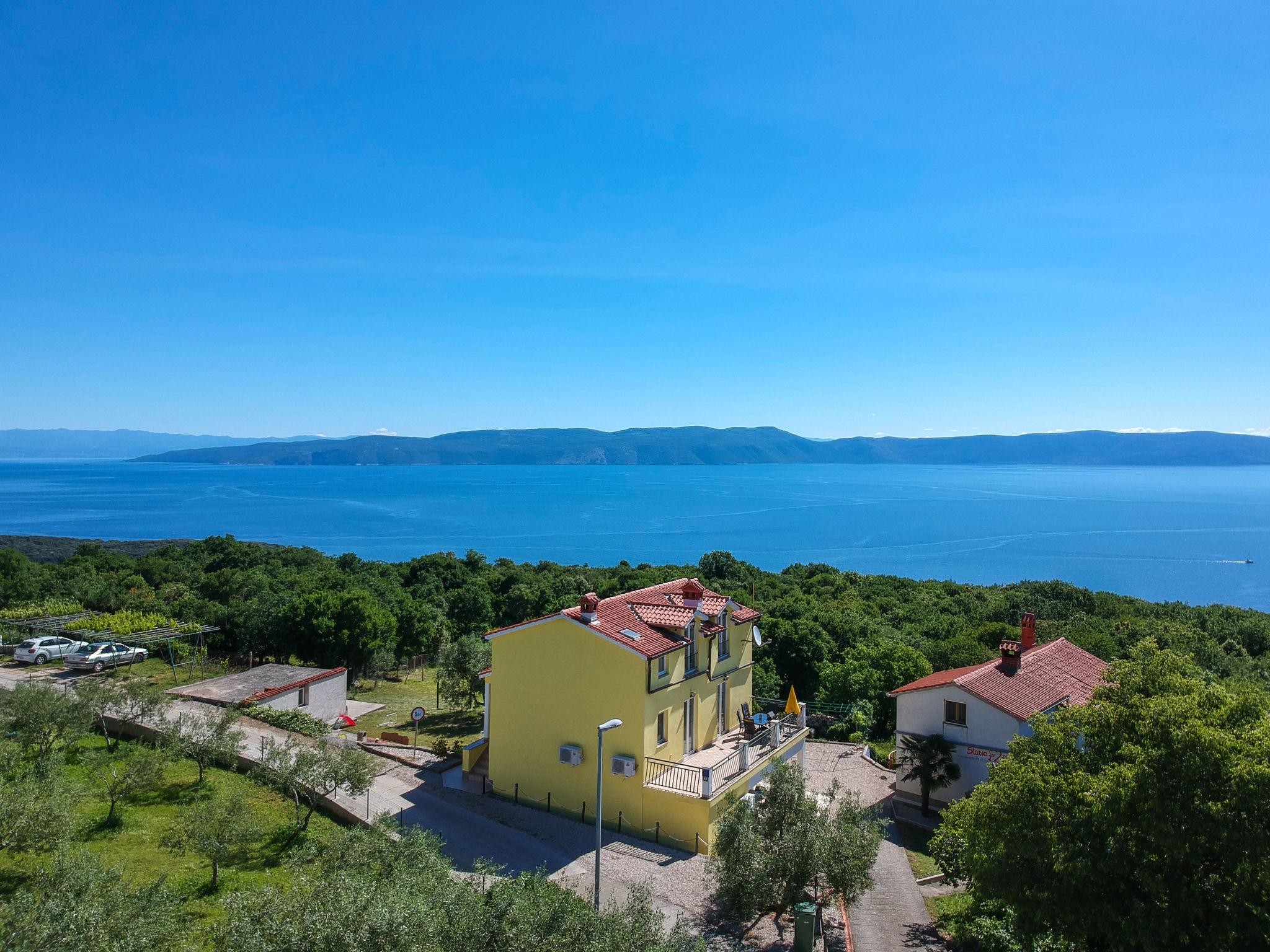 Foto 1 - Apartamento de 2 habitaciones en Raša con terraza y vistas al mar