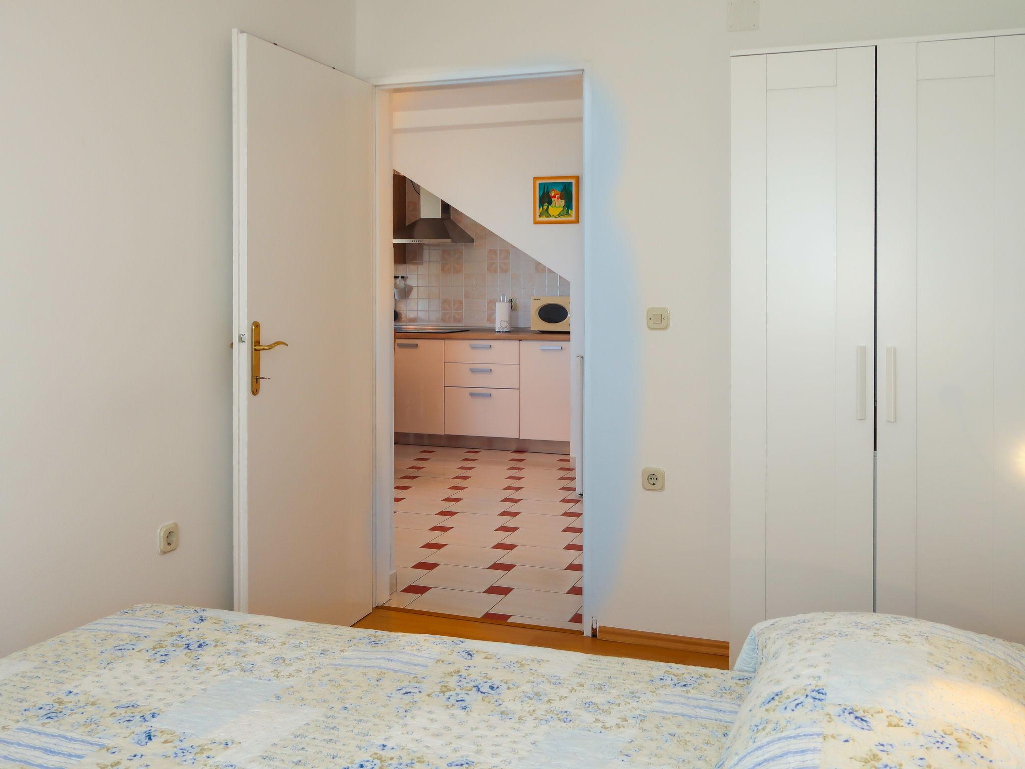Foto 11 - Appartamento con 2 camere da letto a Raša con terrazza e vista mare