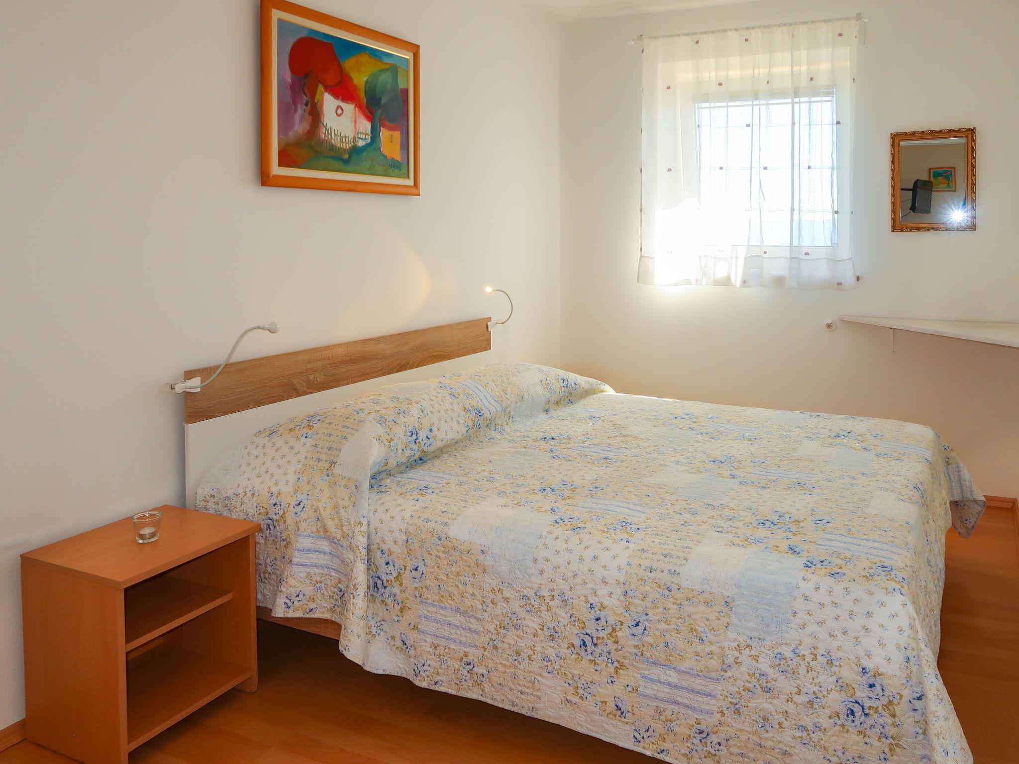 Foto 10 - Appartamento con 2 camere da letto a Raša con terrazza e vista mare
